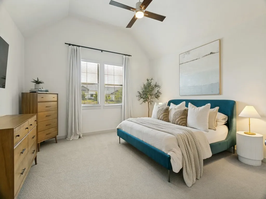 Vaulted ceiling and dual windows with blinds