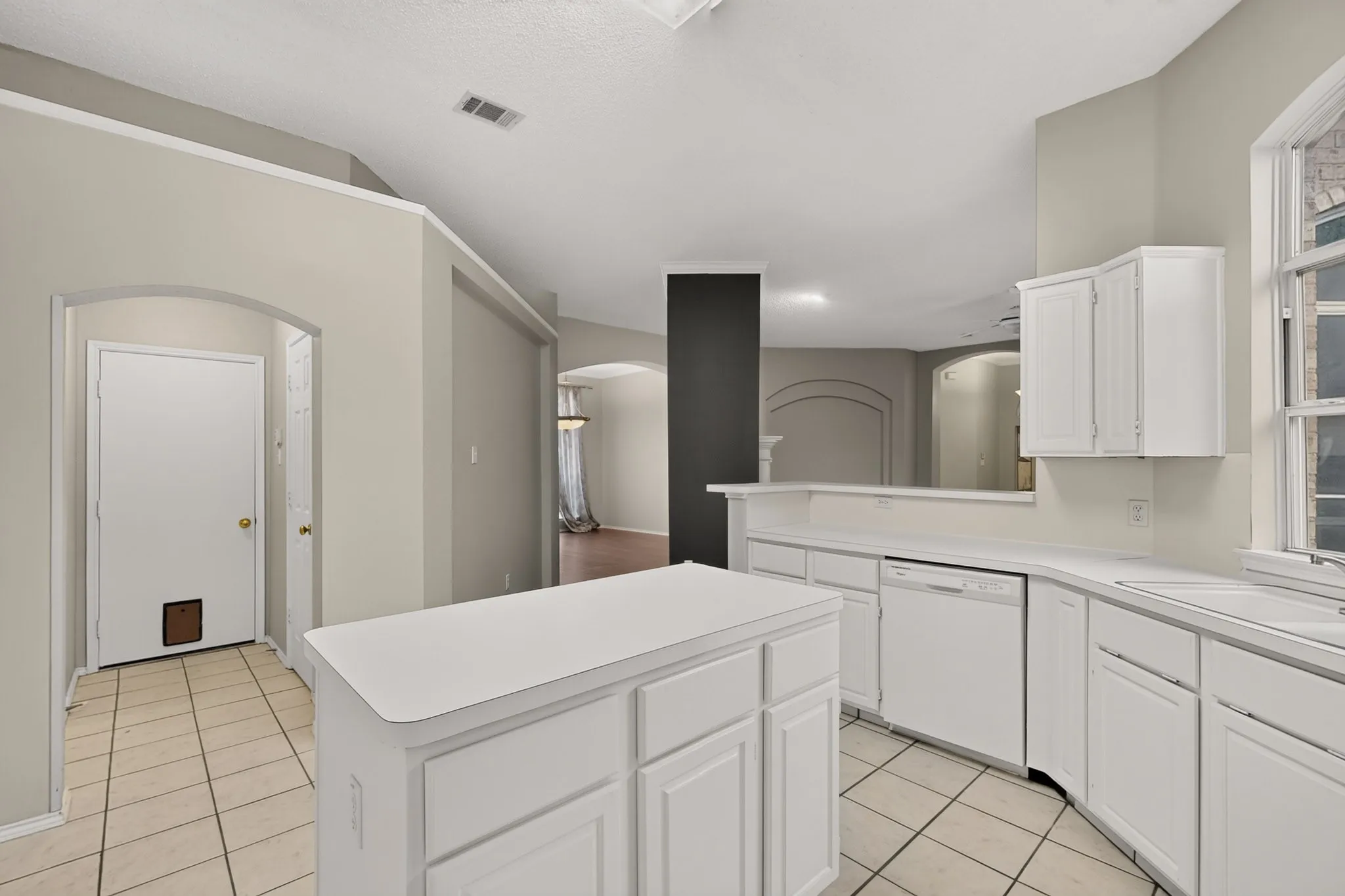 Single Family Residence For Sale in Dallas County , 1239 Rivercrest Drive, Mesquite, Texas 75181, 4 Bedroom, 2 Bathroom, 2 Garage spaces, 2,255 Sqft, built in 1996, mls#21401540, Real Estate Agent in Mesquite, Homes For Sale in Dallas county, Homes For Sale in Mesquite, Realtor in Mesquite Texas, Real Estate Brokerage Independent Realty Texas, Luminita Cordes Realtor