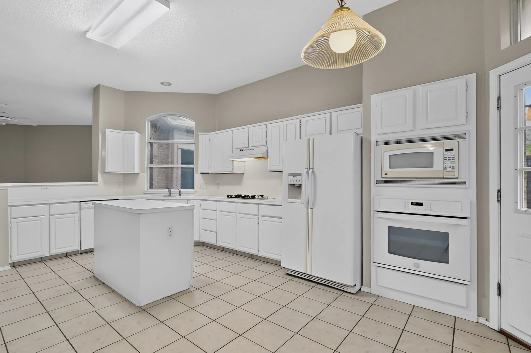 Single Family Residence For Sale in Dallas County , 1239 Rivercrest Drive, Mesquite, Texas 75181, 4 Bedroom, 2 Bathroom, 2 Garage spaces, 2,255 Sqft, built in 1996, mls#21401540, Real Estate Agent in Mesquite, Homes For Sale in Dallas county, Homes For Sale in Mesquite, Realtor in Mesquite Texas, Real Estate Brokerage Independent Realty Texas, Luminita Cordes Realtor