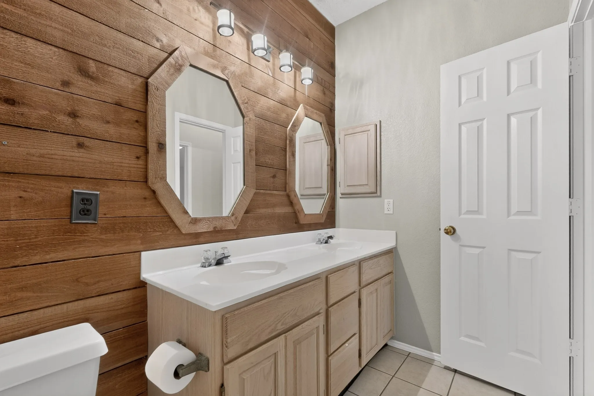 Single Family Residence For Sale in Dallas County , 1239 Rivercrest Drive, Mesquite, Texas 75181, 4 Bedroom, 2 Bathroom, 2 Garage spaces, 2,255 Sqft, built in 1996, mls#21401540, Real Estate Agent in Mesquite, Homes For Sale in Dallas county, Homes For Sale in Mesquite, Realtor in Mesquite Texas, Real Estate Brokerage Independent Realty Texas, Luminita Cordes Realtor