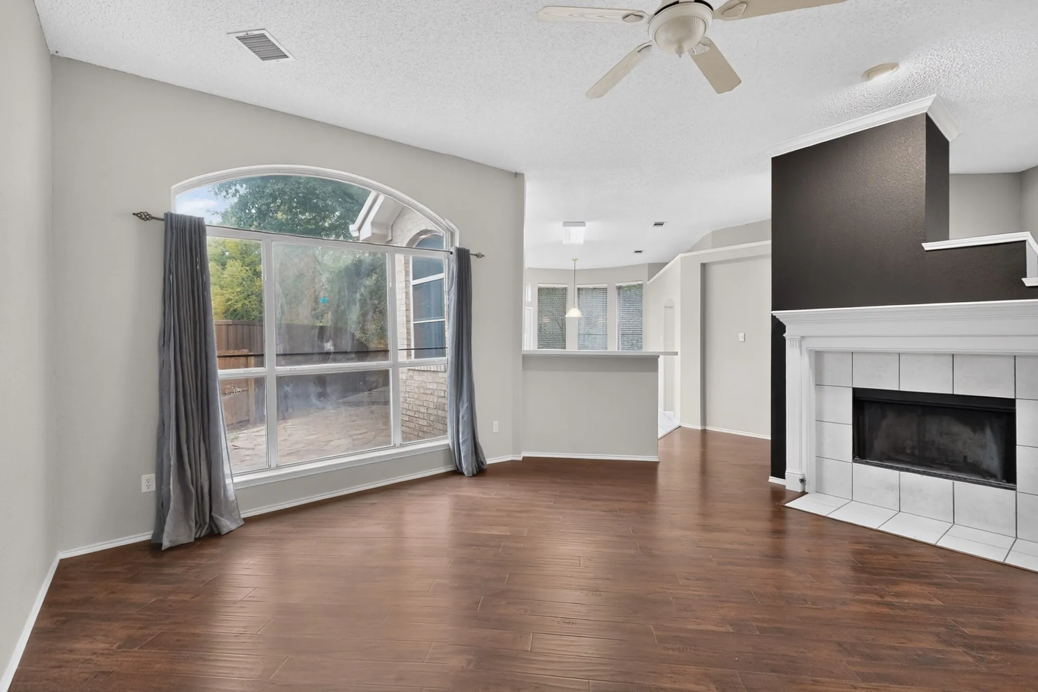 Single Family Residence For Sale in Dallas County , 1239 Rivercrest Drive, Mesquite, Texas 75181, 4 Bedroom, 2 Bathroom, 2 Garage spaces, 2,255 Sqft, built in 1996, mls#21401540, Real Estate Agent in Mesquite, Homes For Sale in Dallas county, Homes For Sale in Mesquite, Realtor in Mesquite Texas, Real Estate Brokerage Independent Realty Texas, Luminita Cordes Realtor