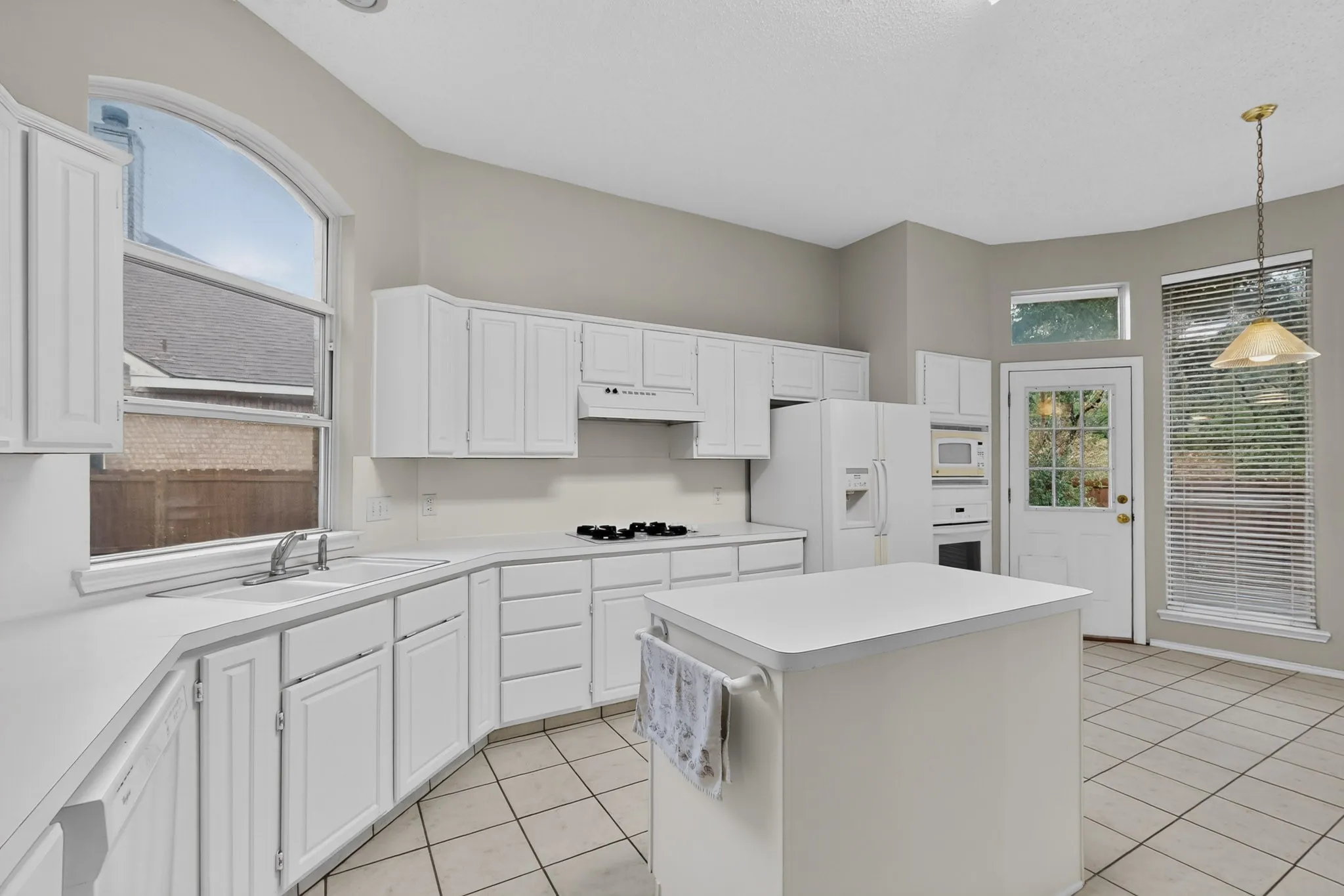 Single Family Residence For Sale in Dallas County , 1239 Rivercrest Drive, Mesquite, Texas 75181, 4 Bedroom, 2 Bathroom, 2 Garage spaces, 2,255 Sqft, built in 1996, mls#21401540, Real Estate Agent in Mesquite, Homes For Sale in Dallas county, Homes For Sale in Mesquite, Realtor in Mesquite Texas, Real Estate Brokerage Independent Realty Texas, Luminita Cordes Realtor