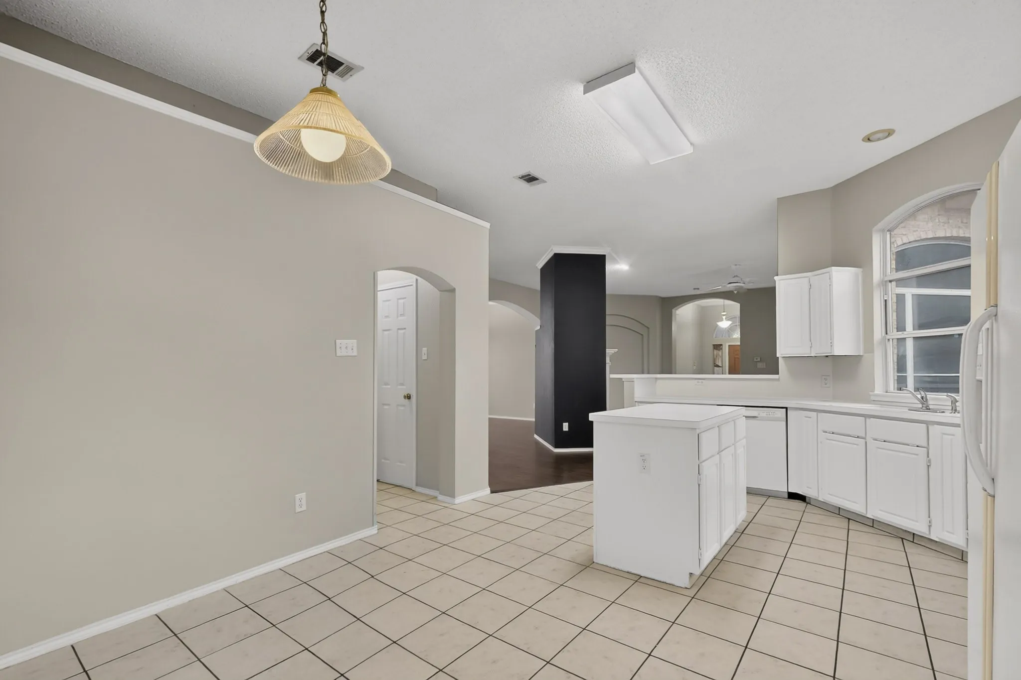 Single Family Residence For Sale in Dallas County , 1239 Rivercrest Drive, Mesquite, Texas 75181, 4 Bedroom, 2 Bathroom, 2 Garage spaces, 2,255 Sqft, built in 1996, mls#21401540, Real Estate Agent in Mesquite, Homes For Sale in Dallas county, Homes For Sale in Mesquite, Realtor in Mesquite Texas, Real Estate Brokerage Independent Realty Texas, Luminita Cordes Realtor