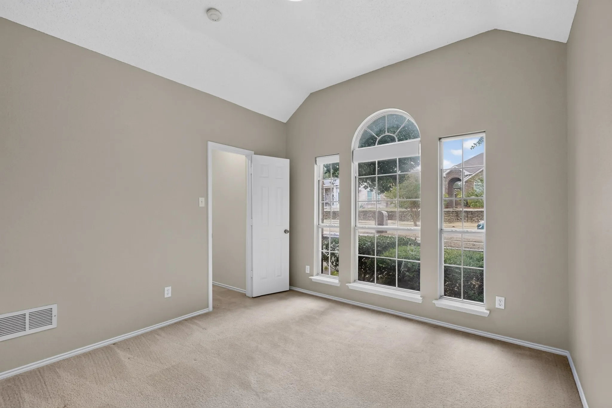 Single Family Residence For Sale in Dallas County , 1239 Rivercrest Drive, Mesquite, Texas 75181, 4 Bedroom, 2 Bathroom, 2 Garage spaces, 2,255 Sqft, built in 1996, mls#21401540, Real Estate Agent in Mesquite, Homes For Sale in Dallas county, Homes For Sale in Mesquite, Realtor in Mesquite Texas, Real Estate Brokerage Independent Realty Texas, Luminita Cordes Realtor