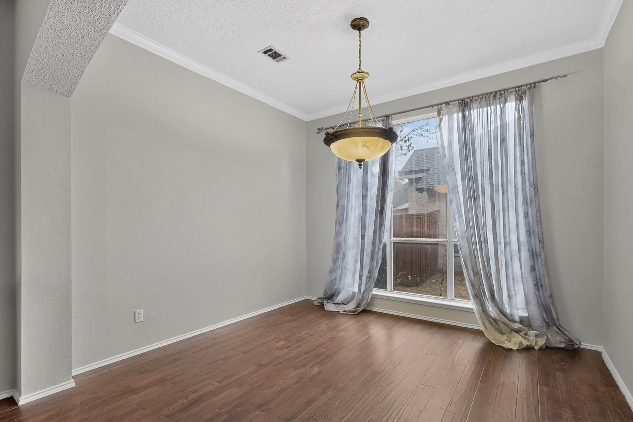 Single Family Residence For Sale in Dallas County , 1239 Rivercrest Drive, Mesquite, Texas 75181, 4 Bedroom, 2 Bathroom, 2 Garage spaces, 2,255 Sqft, built in 1996, mls#21401540, Real Estate Agent in Mesquite, Homes For Sale in Dallas county, Homes For Sale in Mesquite, Realtor in Mesquite Texas, Real Estate Brokerage Independent Realty Texas, Luminita Cordes Realtor