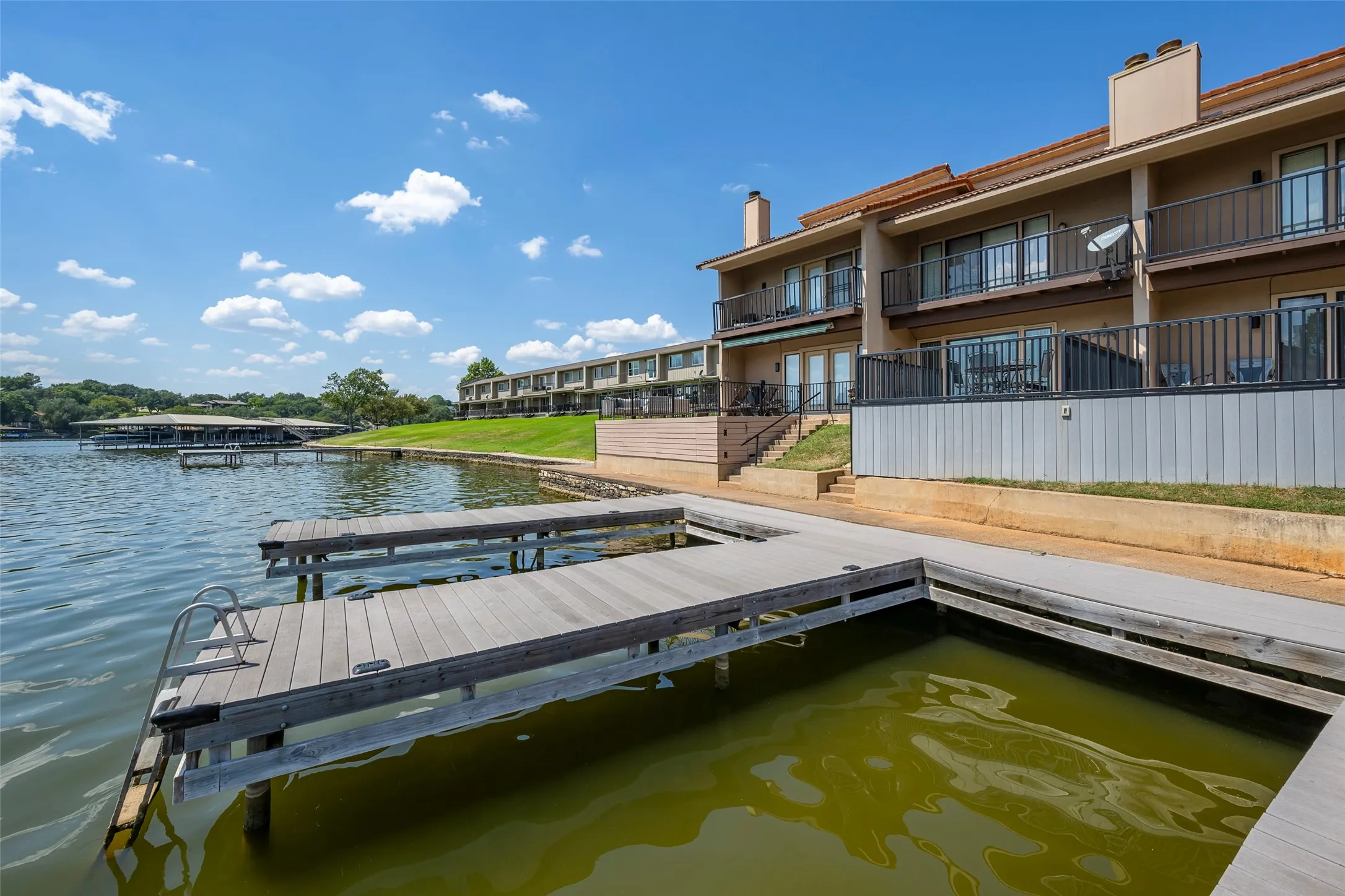 Townhouse For Sale in Hood County , 5515 Club Cove Court, De Cordova, Texas 76049, 2 Bedroom, 3 Bathroom, 1 Garage spaces, 1,260 Sqft, built in 1986, mls#21401550, Real Estate Agent in De Cordova, Homes For Sale in Hood county, Homes For Sale in De Cordova, Realtor in De Cordova Texas, Real Estate Brokerage Independent Realty Texas, Luminita Cordes Realtor