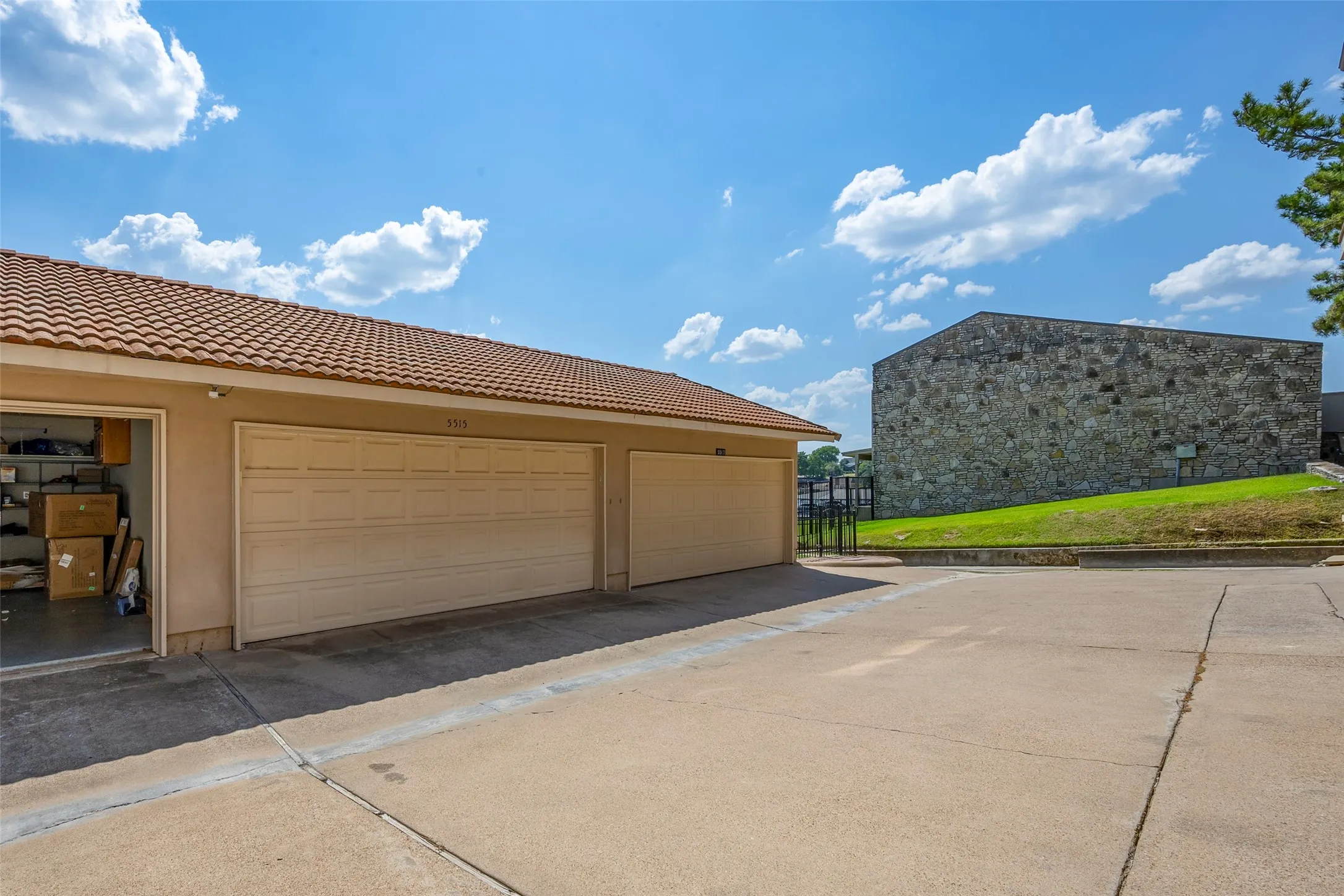 Townhouse For Sale in Hood County , 5515 Club Cove Court, De Cordova, Texas 76049, 2 Bedroom, 3 Bathroom, 1 Garage spaces, 1,260 Sqft, built in 1986, mls#21401550, Real Estate Agent in De Cordova, Homes For Sale in Hood county, Homes For Sale in De Cordova, Realtor in De Cordova Texas, Real Estate Brokerage Independent Realty Texas, Luminita Cordes Realtor
