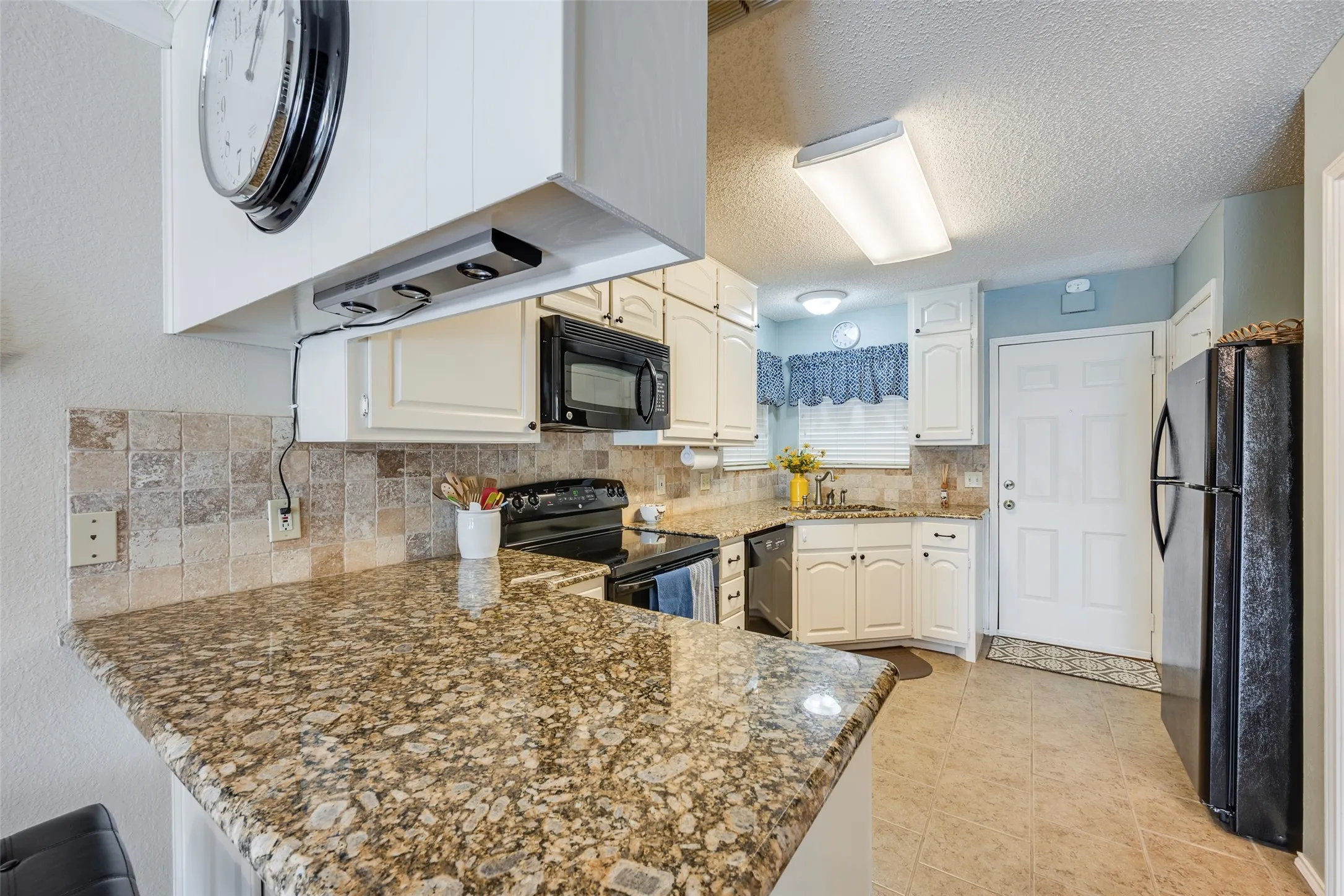 Townhouse For Sale in Hood County , 5515 Club Cove Court, De Cordova, Texas 76049, 2 Bedroom, 3 Bathroom, 1 Garage spaces, 1,260 Sqft, built in 1986, mls#21401550, Real Estate Agent in De Cordova, Homes For Sale in Hood county, Homes For Sale in De Cordova, Realtor in De Cordova Texas, Real Estate Brokerage Independent Realty Texas, Luminita Cordes Realtor