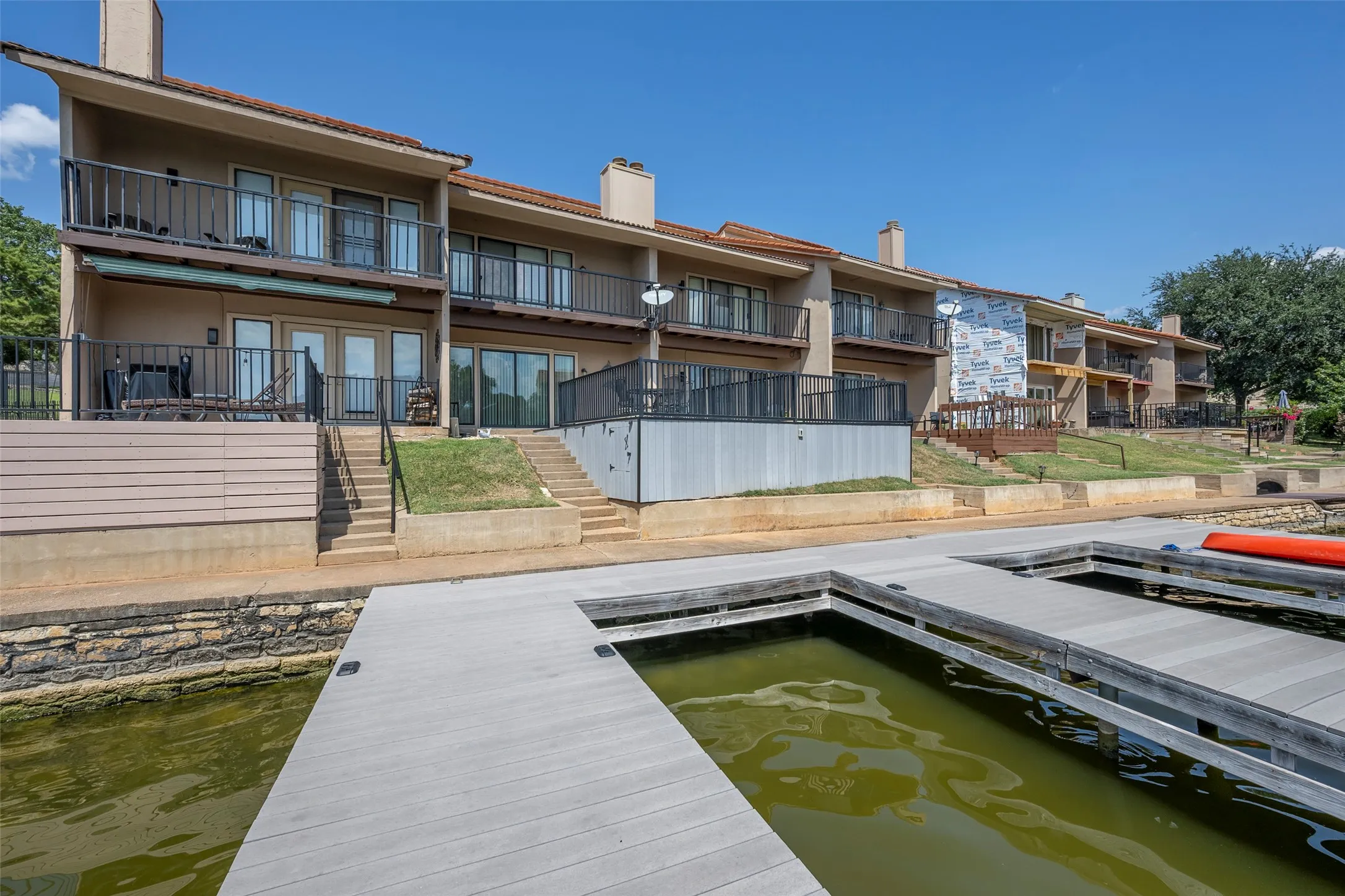 Townhouse For Sale in Hood County , 5515 Club Cove Court, De Cordova, Texas 76049, 2 Bedroom, 3 Bathroom, 1 Garage spaces, 1,260 Sqft, built in 1986, mls#21401550, Real Estate Agent in De Cordova, Homes For Sale in Hood county, Homes For Sale in De Cordova, Realtor in De Cordova Texas, Real Estate Brokerage Independent Realty Texas, Luminita Cordes Realtor