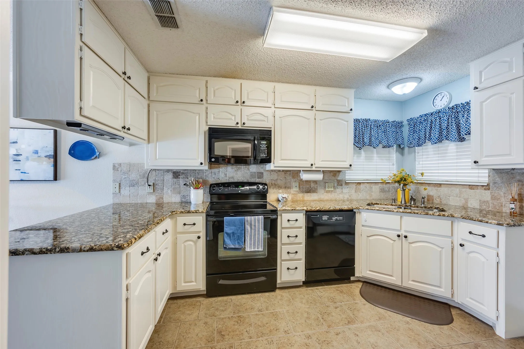 Townhouse For Sale in Hood County , 5515 Club Cove Court, De Cordova, Texas 76049, 2 Bedroom, 3 Bathroom, 1 Garage spaces, 1,260 Sqft, built in 1986, mls#21401550, Real Estate Agent in De Cordova, Homes For Sale in Hood county, Homes For Sale in De Cordova, Realtor in De Cordova Texas, Real Estate Brokerage Independent Realty Texas, Luminita Cordes Realtor