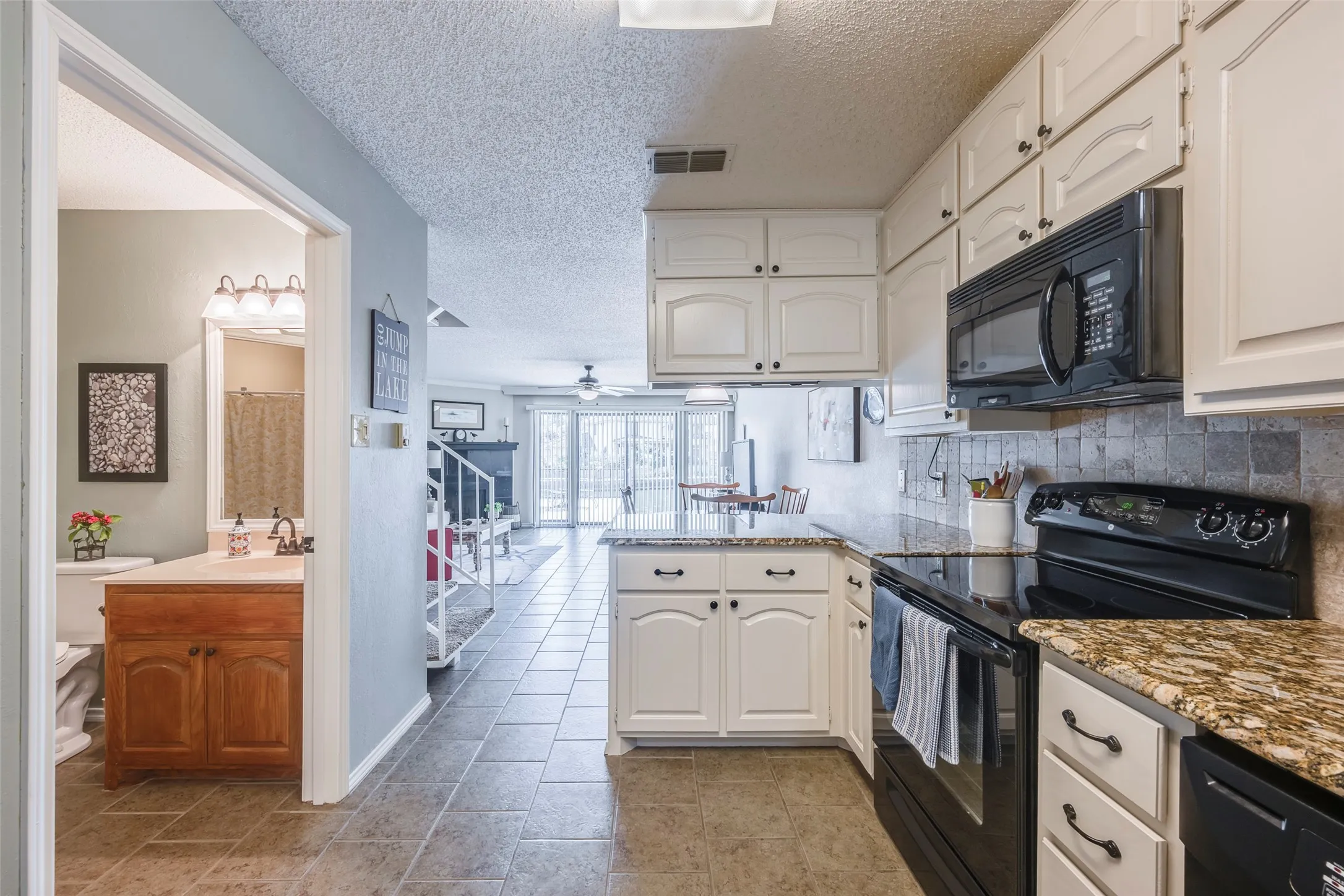 Townhouse For Sale in Hood County , 5515 Club Cove Court, De Cordova, Texas 76049, 2 Bedroom, 3 Bathroom, 1 Garage spaces, 1,260 Sqft, built in 1986, mls#21401550, Real Estate Agent in De Cordova, Homes For Sale in Hood county, Homes For Sale in De Cordova, Realtor in De Cordova Texas, Real Estate Brokerage Independent Realty Texas, Luminita Cordes Realtor