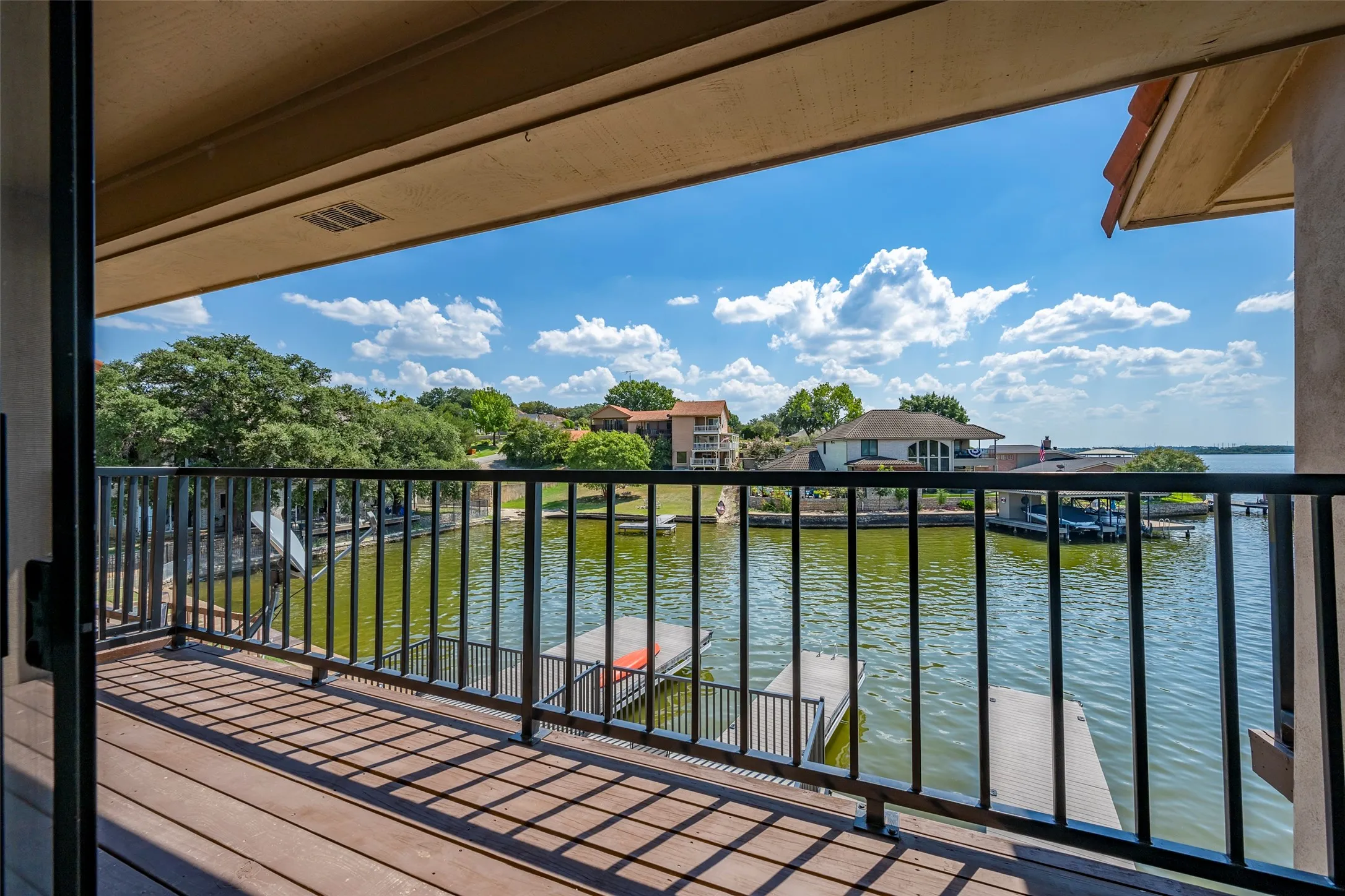 Townhouse For Sale in Hood County , 5515 Club Cove Court, De Cordova, Texas 76049, 2 Bedroom, 3 Bathroom, 1 Garage spaces, 1,260 Sqft, built in 1986, mls#21401550, Real Estate Agent in De Cordova, Homes For Sale in Hood county, Homes For Sale in De Cordova, Realtor in De Cordova Texas, Real Estate Brokerage Independent Realty Texas, Luminita Cordes Realtor
