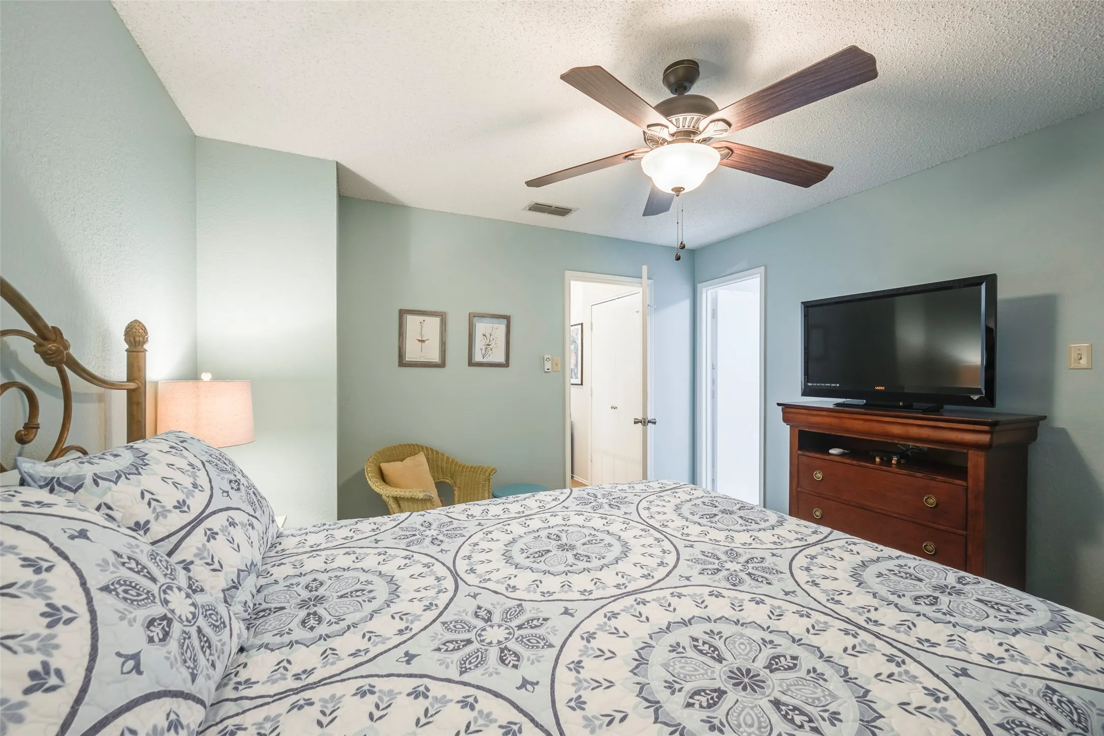 Townhouse For Sale in Hood County , 5515 Club Cove Court, De Cordova, Texas 76049, 2 Bedroom, 3 Bathroom, 1 Garage spaces, 1,260 Sqft, built in 1986, mls#21401550, Real Estate Agent in De Cordova, Homes For Sale in Hood county, Homes For Sale in De Cordova, Realtor in De Cordova Texas, Real Estate Brokerage Independent Realty Texas, Luminita Cordes Realtor