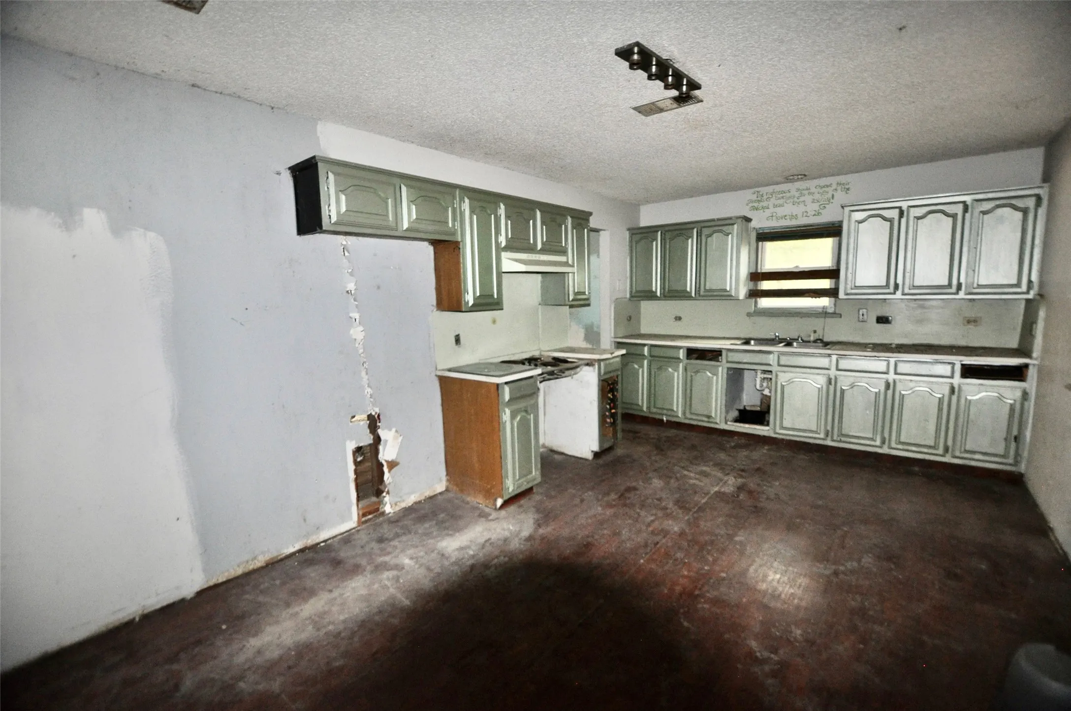 Single Family Residence For Sale in Dallas County , 4324 S Cedar Circle Drive, Dallas, Texas 75237, 3 Bedroom, 1 Bathroom, Garage spaces, 1,272 Sqft, built in 1947, mls#21401100, Real Estate Agent in Dallas, Homes For Sale in Dallas county, Homes For Sale in Dallas, Realtor in Dallas Texas, Real Estate Brokerage Independent Realty Texas, Luminita Cordes Realtor