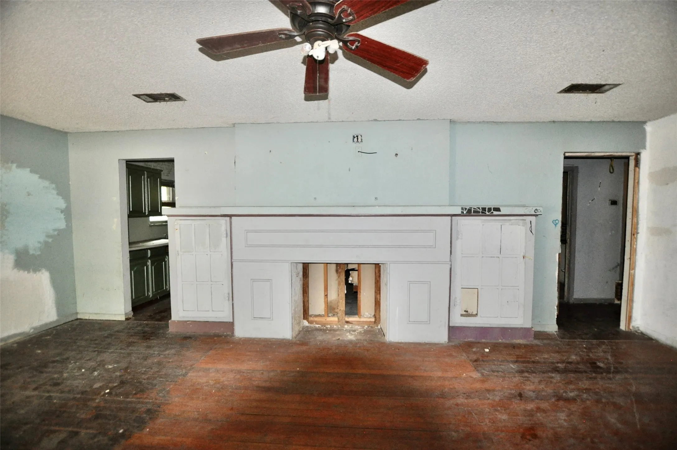 Single Family Residence For Sale in Dallas County , 4324 S Cedar Circle Drive, Dallas, Texas 75237, 3 Bedroom, 1 Bathroom, Garage spaces, 1,272 Sqft, built in 1947, mls#21401100, Real Estate Agent in Dallas, Homes For Sale in Dallas county, Homes For Sale in Dallas, Realtor in Dallas Texas, Real Estate Brokerage Independent Realty Texas, Luminita Cordes Realtor