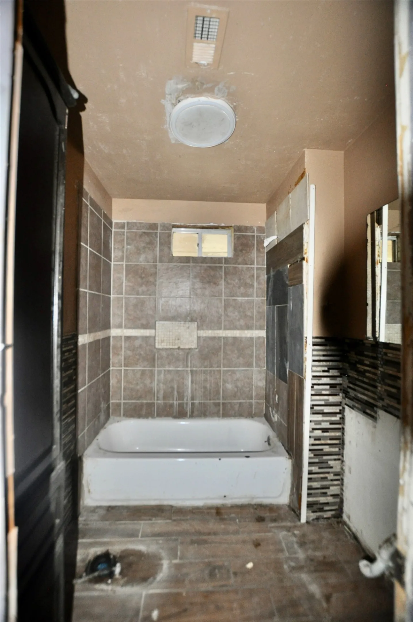 Single Family Residence For Sale in Dallas County , 4324 S Cedar Circle Drive, Dallas, Texas 75237, 3 Bedroom, 1 Bathroom, Garage spaces, 1,272 Sqft, built in 1947, mls#21401100, Real Estate Agent in Dallas, Homes For Sale in Dallas county, Homes For Sale in Dallas, Realtor in Dallas Texas, Real Estate Brokerage Independent Realty Texas, Luminita Cordes Realtor