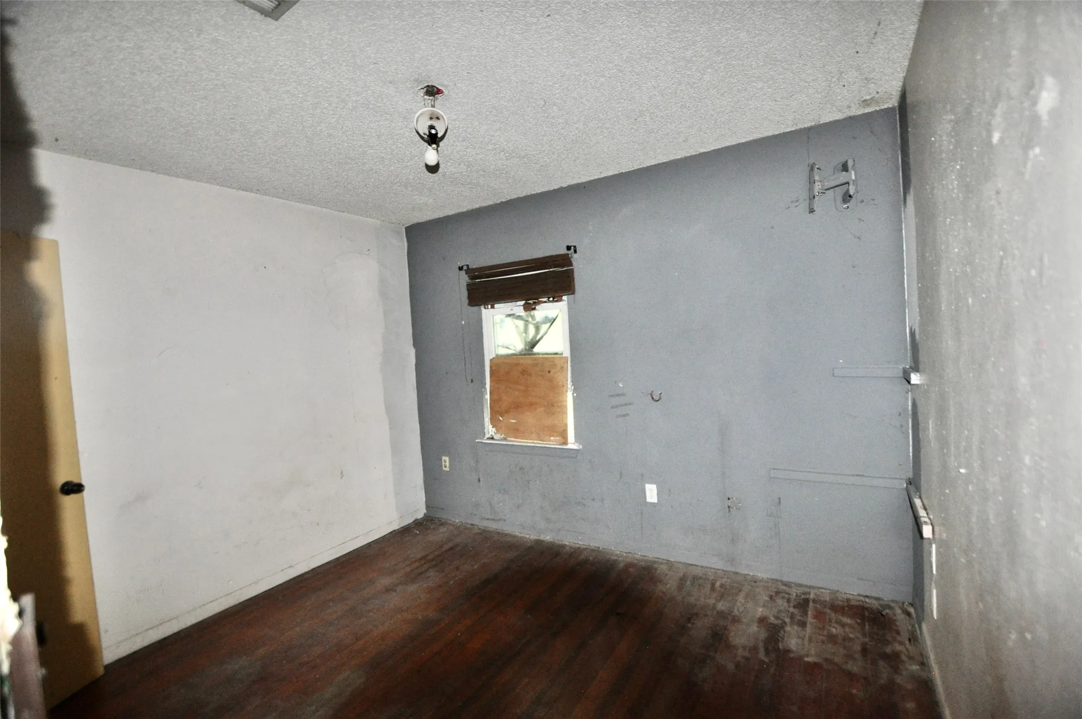 Single Family Residence For Sale in Dallas County , 4324 S Cedar Circle Drive, Dallas, Texas 75237, 3 Bedroom, 1 Bathroom, Garage spaces, 1,272 Sqft, built in 1947, mls#21401100, Real Estate Agent in Dallas, Homes For Sale in Dallas county, Homes For Sale in Dallas, Realtor in Dallas Texas, Real Estate Brokerage Independent Realty Texas, Luminita Cordes Realtor