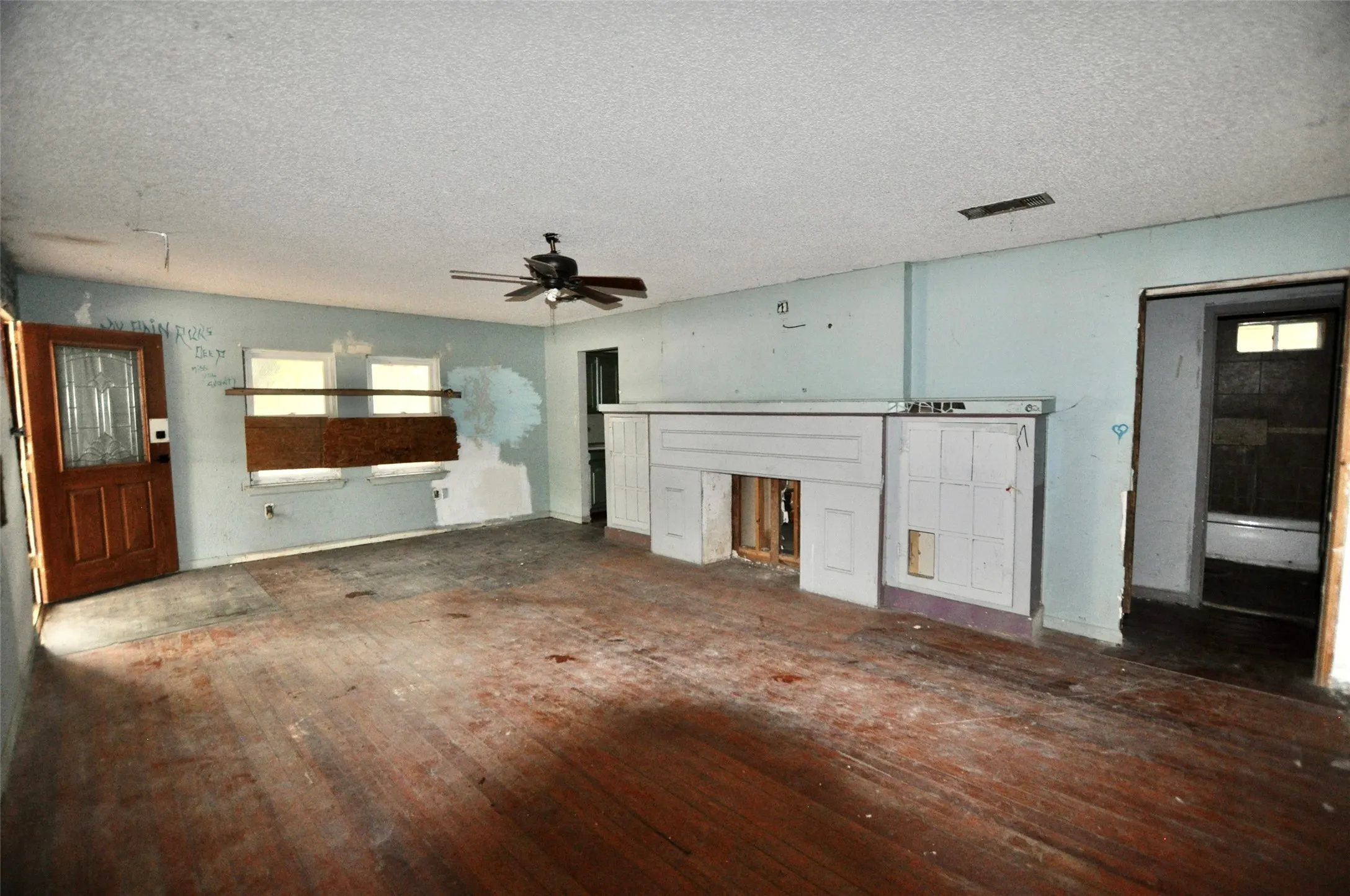 Single Family Residence For Sale in Dallas County , 4324 S Cedar Circle Drive, Dallas, Texas 75237, 3 Bedroom, 1 Bathroom, Garage spaces, 1,272 Sqft, built in 1947, mls#21401100, Real Estate Agent in Dallas, Homes For Sale in Dallas county, Homes For Sale in Dallas, Realtor in Dallas Texas, Real Estate Brokerage Independent Realty Texas, Luminita Cordes Realtor