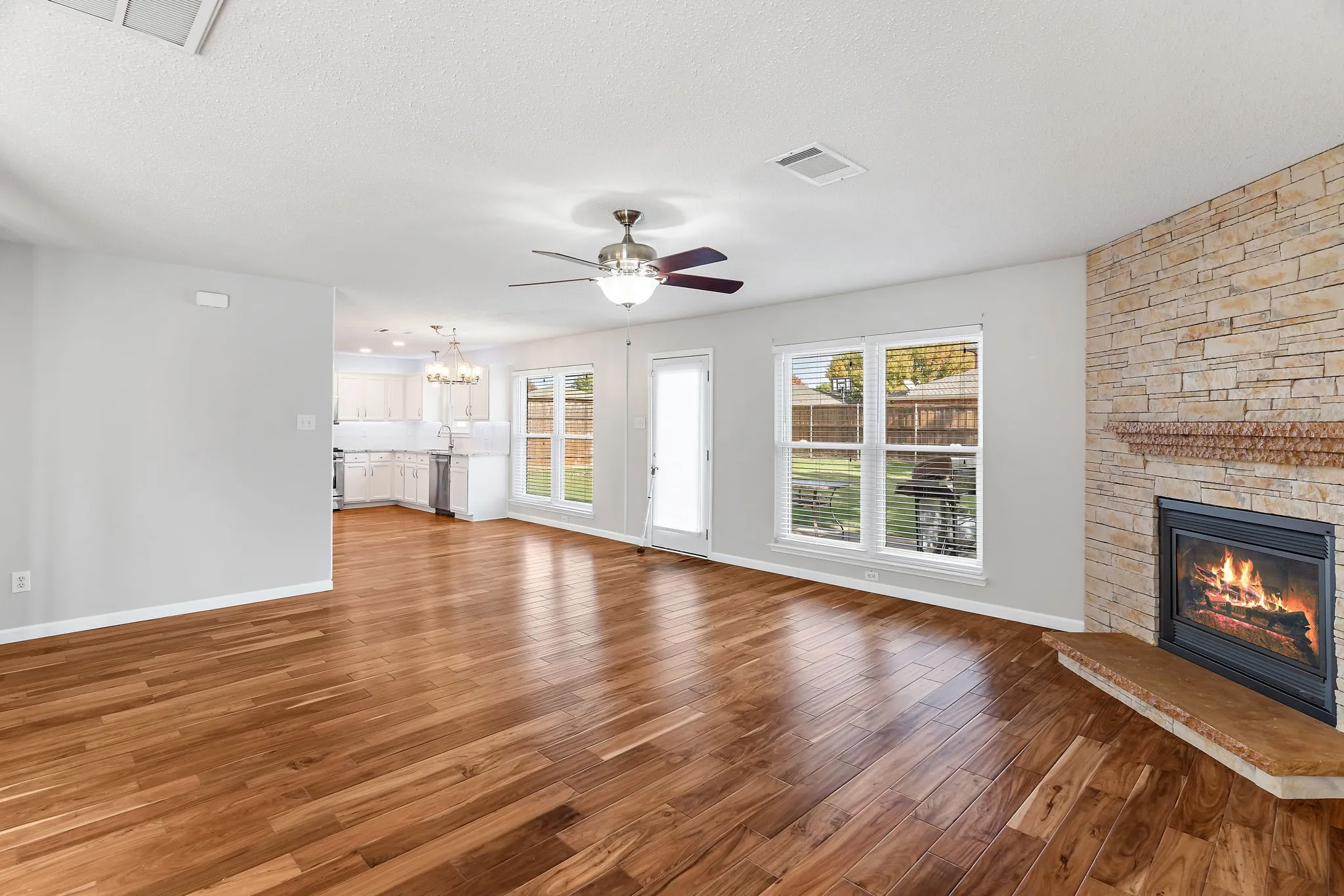 Single Family Residence For Sale in Collin County , 1000 Desperado Drive, Murphy, Texas 75094, 3 Bedroom, 3 Bathroom, 2 Garage spaces, 2,674 Sqft, built in 2001, mls#21400444, Real Estate Agent in Murphy, Homes For Sale in Collin county, Homes For Sale in Murphy, Realtor in Murphy Texas, Real Estate Brokerage Independent Realty Texas, Luminita Cordes Realtor
