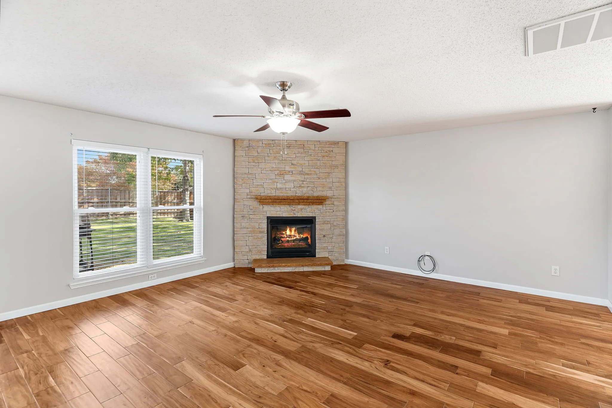 Single Family Residence For Sale in Collin County , 1000 Desperado Drive, Murphy, Texas 75094, 3 Bedroom, 3 Bathroom, 2 Garage spaces, 2,674 Sqft, built in 2001, mls#21400444, Real Estate Agent in Murphy, Homes For Sale in Collin county, Homes For Sale in Murphy, Realtor in Murphy Texas, Real Estate Brokerage Independent Realty Texas, Luminita Cordes Realtor