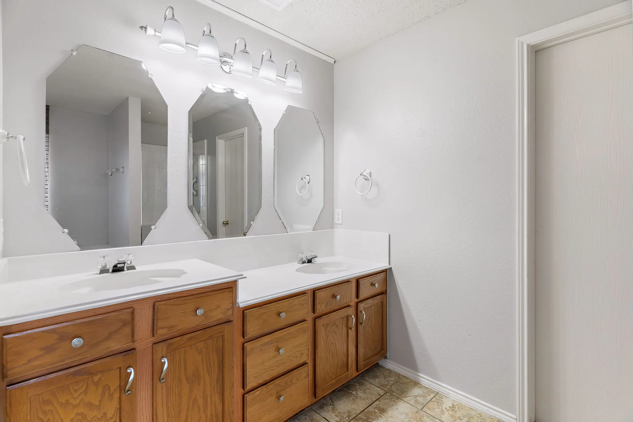 Single Family Residence For Sale in Collin County , 1000 Desperado Drive, Murphy, Texas 75094, 3 Bedroom, 3 Bathroom, 2 Garage spaces, 2,674 Sqft, built in 2001, mls#21400444, Real Estate Agent in Murphy, Homes For Sale in Collin county, Homes For Sale in Murphy, Realtor in Murphy Texas, Real Estate Brokerage Independent Realty Texas, Luminita Cordes Realtor