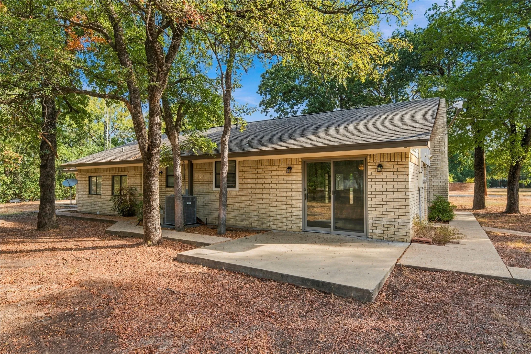 Single Family Residence For Sale in Hill County , 167 Tall Timber Trail, Whitney, Texas 76692, 2 Bedroom, 2 Bathroom, 1 Garage spaces, 1,500 Sqft, built in 1984, mls#21401375, Real Estate Agent in Whitney, Homes For Sale in Hill county, Homes For Sale in Whitney, Realtor in Whitney Texas, Real Estate Brokerage Independent Realty Texas, Luminita Cordes Realtor