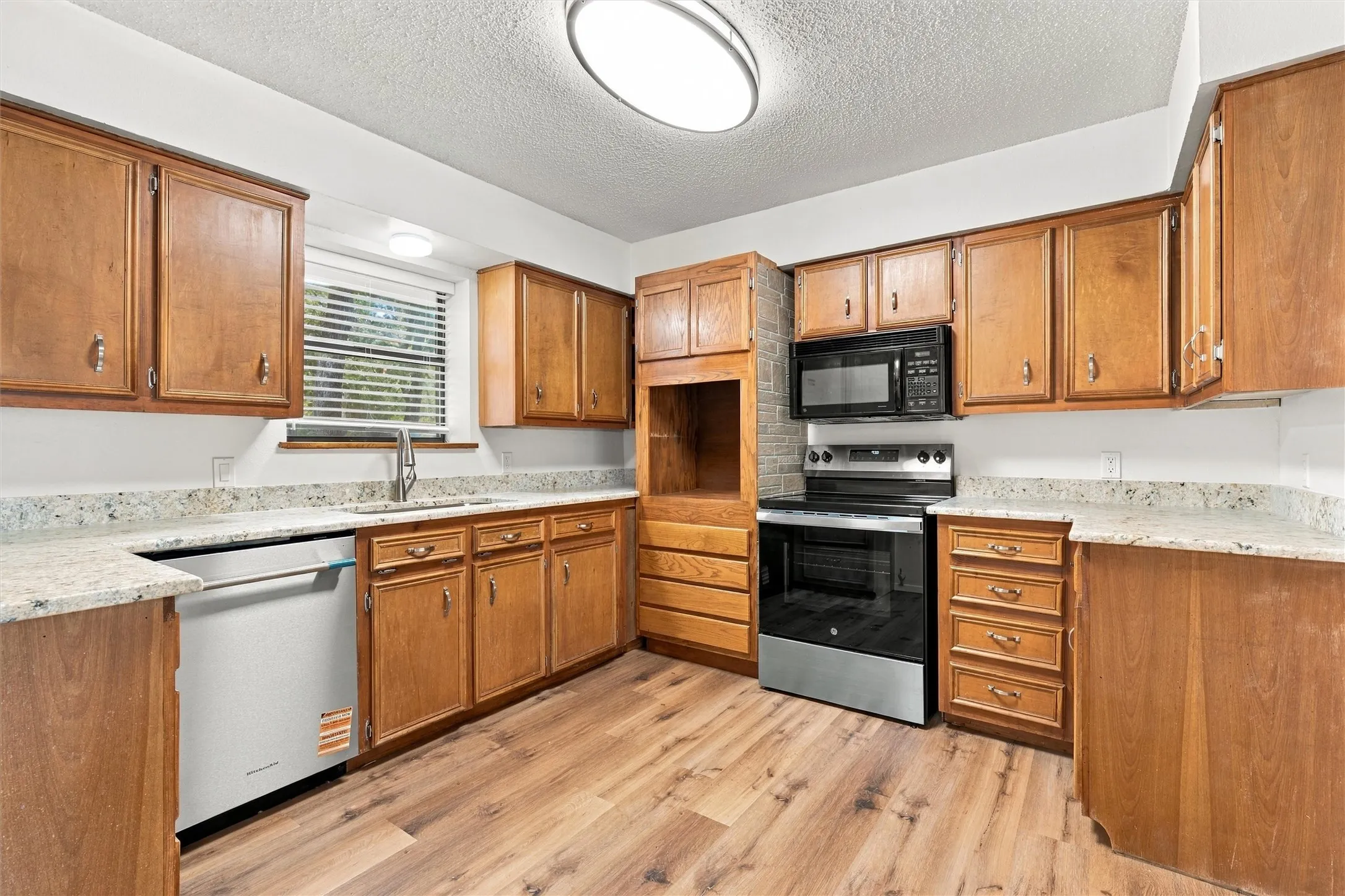 Single Family Residence For Sale in Hill County , 167 Tall Timber Trail, Whitney, Texas 76692, 2 Bedroom, 2 Bathroom, 1 Garage spaces, 1,500 Sqft, built in 1984, mls#21401375, Real Estate Agent in Whitney, Homes For Sale in Hill county, Homes For Sale in Whitney, Realtor in Whitney Texas, Real Estate Brokerage Independent Realty Texas, Luminita Cordes Realtor