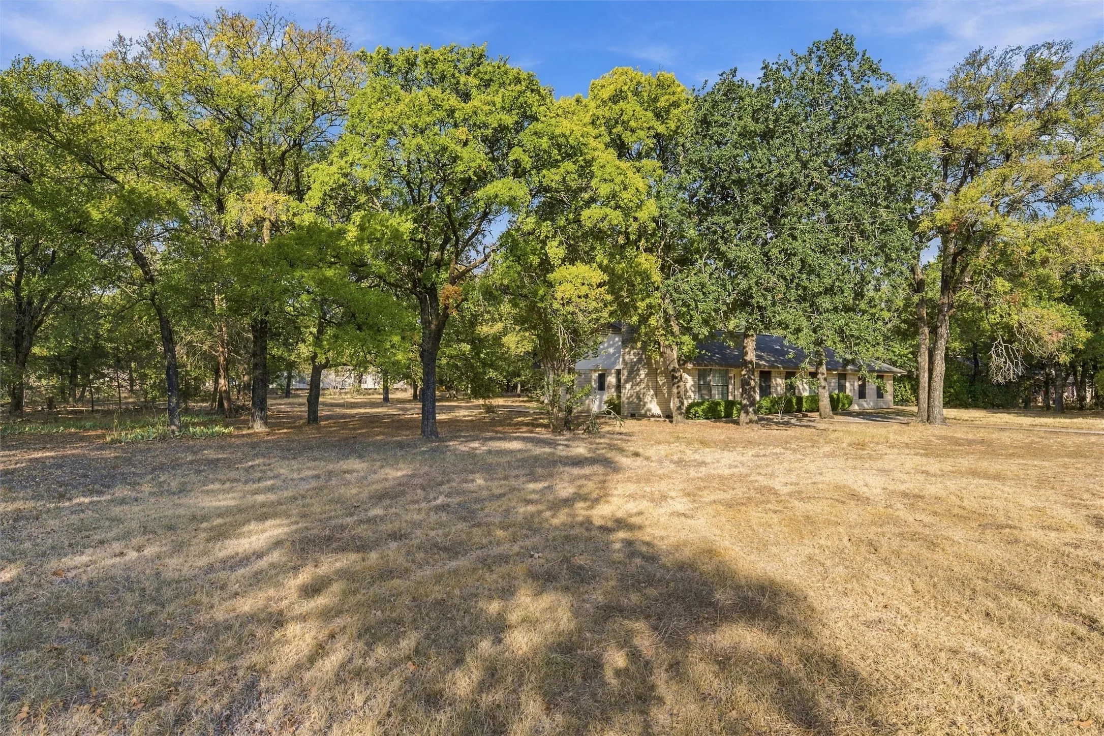 Single Family Residence For Sale in Hill County , 167 Tall Timber Trail, Whitney, Texas 76692, 2 Bedroom, 2 Bathroom, 1 Garage spaces, 1,500 Sqft, built in 1984, mls#21401375, Real Estate Agent in Whitney, Homes For Sale in Hill county, Homes For Sale in Whitney, Realtor in Whitney Texas, Real Estate Brokerage Independent Realty Texas, Luminita Cordes Realtor