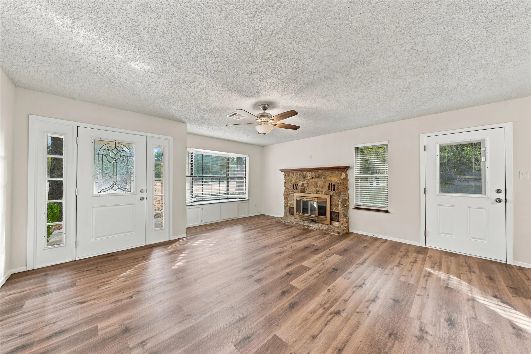 Single Family Residence For Sale in Hill County , 167 Tall Timber Trail, Whitney, Texas 76692, 2 Bedroom, 2 Bathroom, 1 Garage spaces, 1,500 Sqft, built in 1984, mls#21401375, Real Estate Agent in Whitney, Homes For Sale in Hill county, Homes For Sale in Whitney, Realtor in Whitney Texas, Real Estate Brokerage Independent Realty Texas, Luminita Cordes Realtor