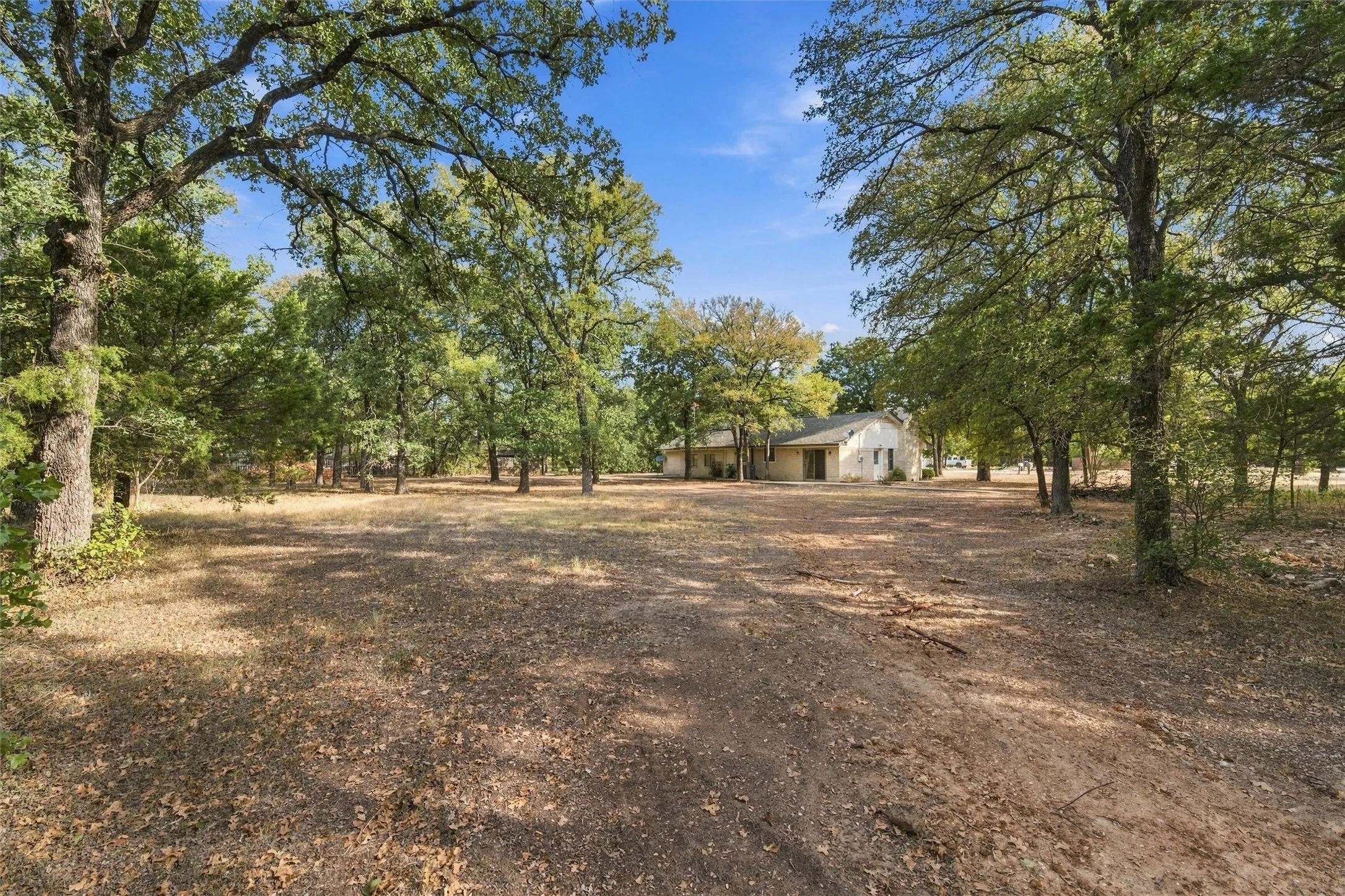 Single Family Residence For Sale in Hill County , 167 Tall Timber Trail, Whitney, Texas 76692, 2 Bedroom, 2 Bathroom, 1 Garage spaces, 1,500 Sqft, built in 1984, mls#21401375, Real Estate Agent in Whitney, Homes For Sale in Hill county, Homes For Sale in Whitney, Realtor in Whitney Texas, Real Estate Brokerage Independent Realty Texas, Luminita Cordes Realtor