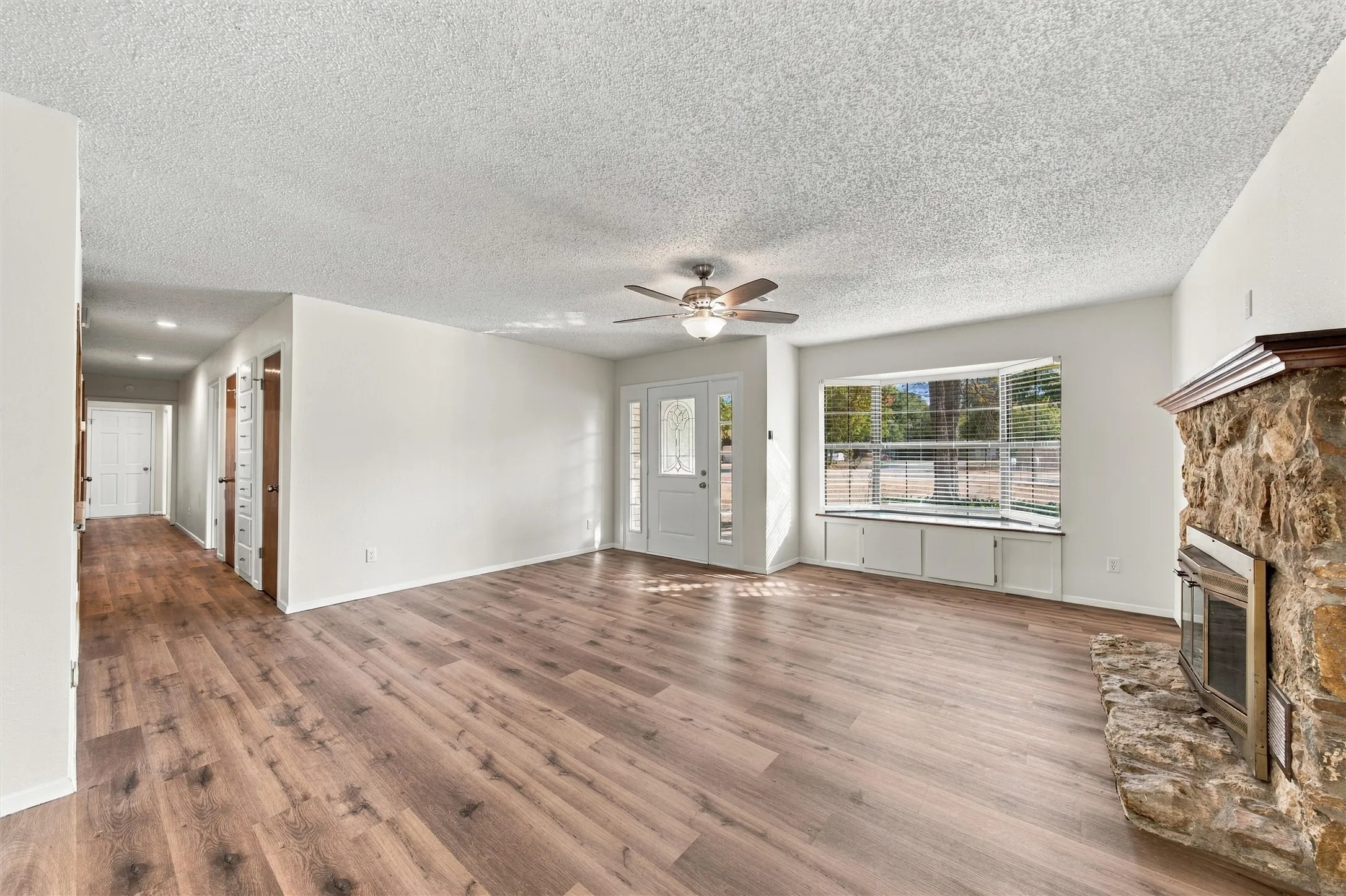 Single Family Residence For Sale in Hill County , 167 Tall Timber Trail, Whitney, Texas 76692, 2 Bedroom, 2 Bathroom, 1 Garage spaces, 1,500 Sqft, built in 1984, mls#21401375, Real Estate Agent in Whitney, Homes For Sale in Hill county, Homes For Sale in Whitney, Realtor in Whitney Texas, Real Estate Brokerage Independent Realty Texas, Luminita Cordes Realtor