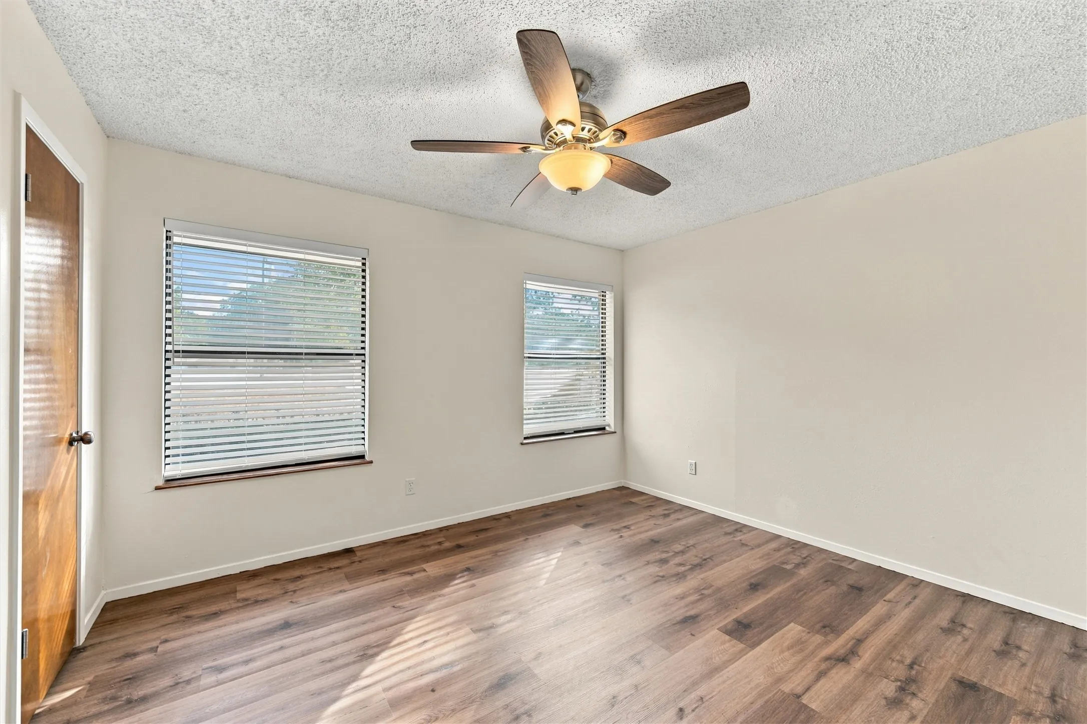 Single Family Residence For Sale in Hill County , 167 Tall Timber Trail, Whitney, Texas 76692, 2 Bedroom, 2 Bathroom, 1 Garage spaces, 1,500 Sqft, built in 1984, mls#21401375, Real Estate Agent in Whitney, Homes For Sale in Hill county, Homes For Sale in Whitney, Realtor in Whitney Texas, Real Estate Brokerage Independent Realty Texas, Luminita Cordes Realtor