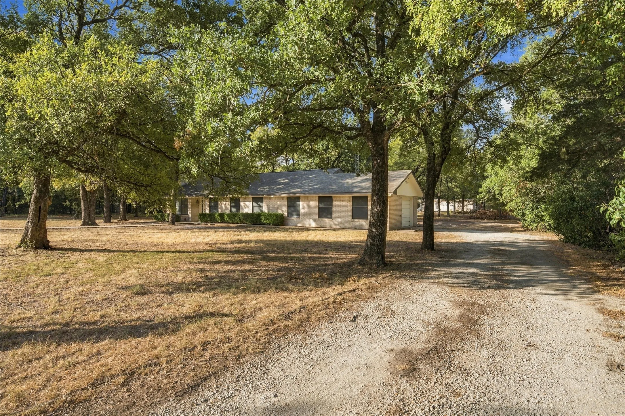 Single Family Residence For Sale in Hill County , 167 Tall Timber Trail, Whitney, Texas 76692, 2 Bedroom, 2 Bathroom, 1 Garage spaces, 1,500 Sqft, built in 1984, mls#21401375, Real Estate Agent in Whitney, Homes For Sale in Hill county, Homes For Sale in Whitney, Realtor in Whitney Texas, Real Estate Brokerage Independent Realty Texas, Luminita Cordes Realtor