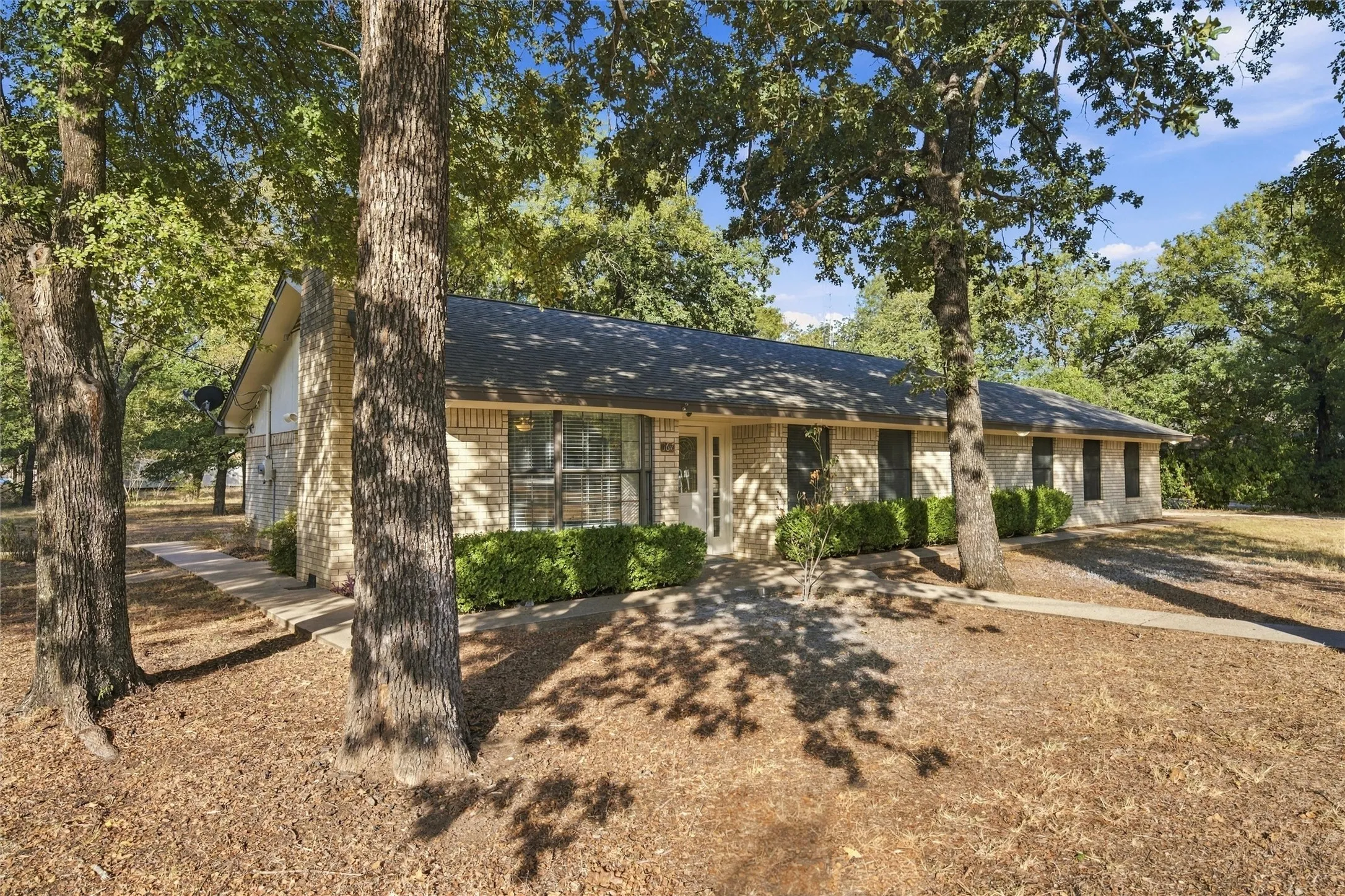 Single Family Residence For Sale in Hill County , 167 Tall Timber Trail, Whitney, Texas 76692, 2 Bedroom, 2 Bathroom, 1 Garage spaces, 1,500 Sqft, built in 1984, mls#21401375, Real Estate Agent in Whitney, Homes For Sale in Hill county, Homes For Sale in Whitney, Realtor in Whitney Texas, Real Estate Brokerage Independent Realty Texas, Luminita Cordes Realtor