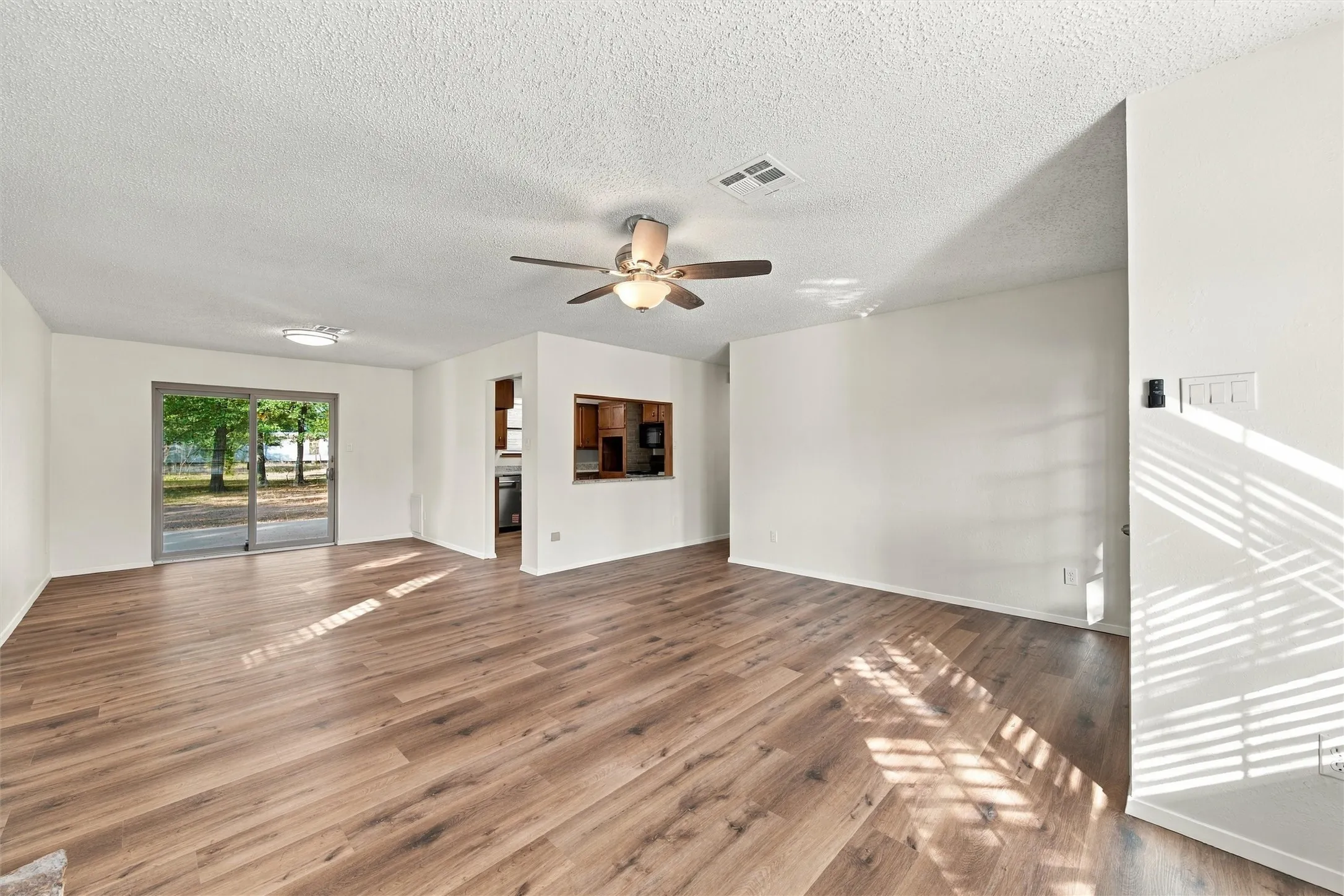 Single Family Residence For Sale in Hill County , 167 Tall Timber Trail, Whitney, Texas 76692, 2 Bedroom, 2 Bathroom, 1 Garage spaces, 1,500 Sqft, built in 1984, mls#21401375, Real Estate Agent in Whitney, Homes For Sale in Hill county, Homes For Sale in Whitney, Realtor in Whitney Texas, Real Estate Brokerage Independent Realty Texas, Luminita Cordes Realtor