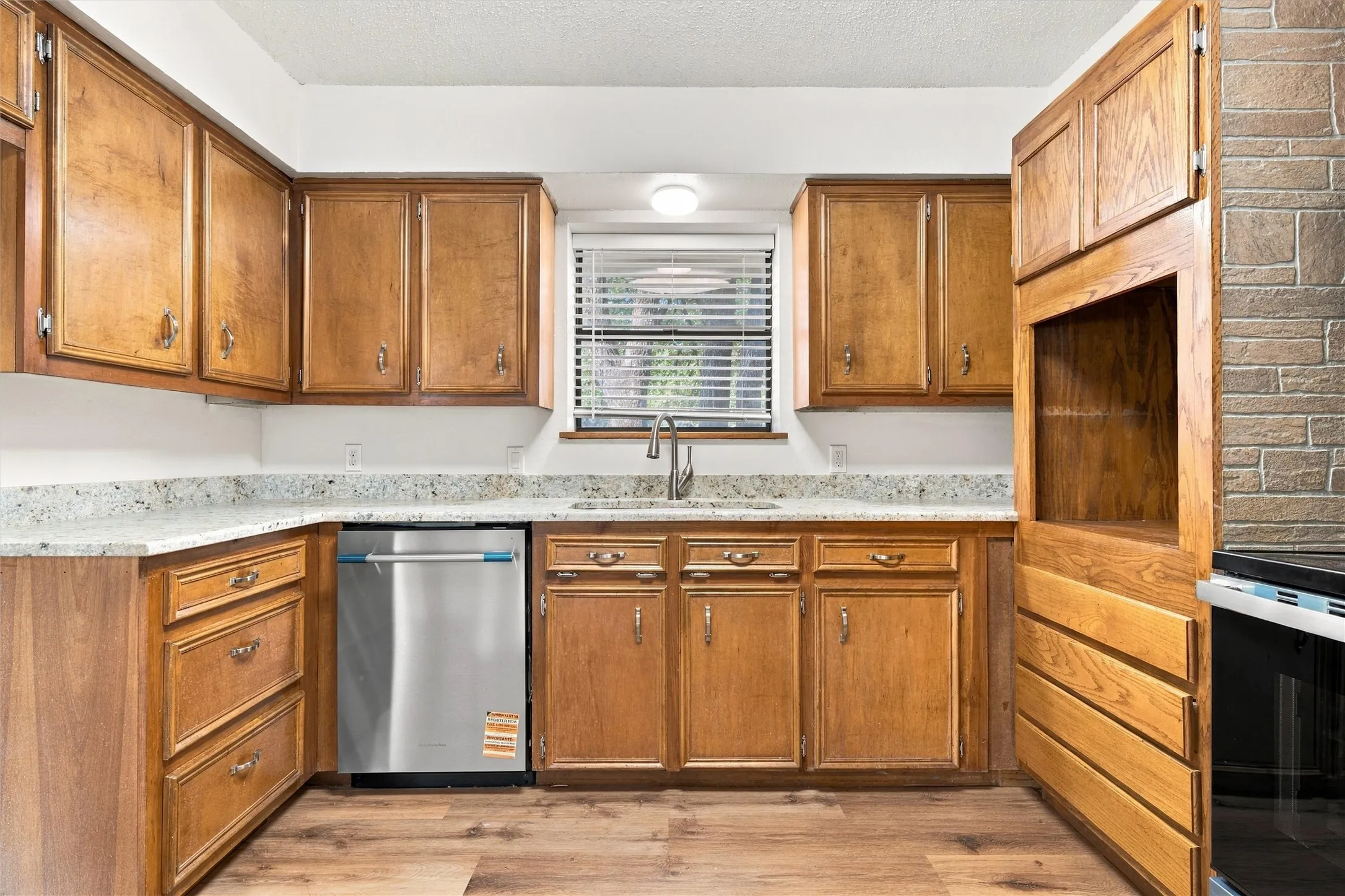 Single Family Residence For Sale in Hill County , 167 Tall Timber Trail, Whitney, Texas 76692, 2 Bedroom, 2 Bathroom, 1 Garage spaces, 1,500 Sqft, built in 1984, mls#21401375, Real Estate Agent in Whitney, Homes For Sale in Hill county, Homes For Sale in Whitney, Realtor in Whitney Texas, Real Estate Brokerage Independent Realty Texas, Luminita Cordes Realtor