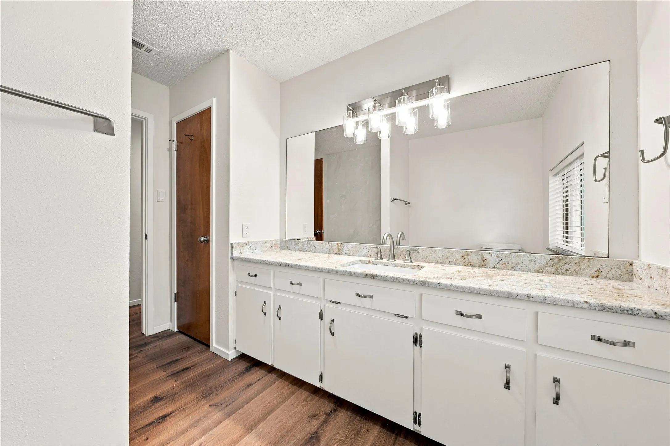 Single Family Residence For Sale in Hill County , 167 Tall Timber Trail, Whitney, Texas 76692, 2 Bedroom, 2 Bathroom, 1 Garage spaces, 1,500 Sqft, built in 1984, mls#21401375, Real Estate Agent in Whitney, Homes For Sale in Hill county, Homes For Sale in Whitney, Realtor in Whitney Texas, Real Estate Brokerage Independent Realty Texas, Luminita Cordes Realtor
