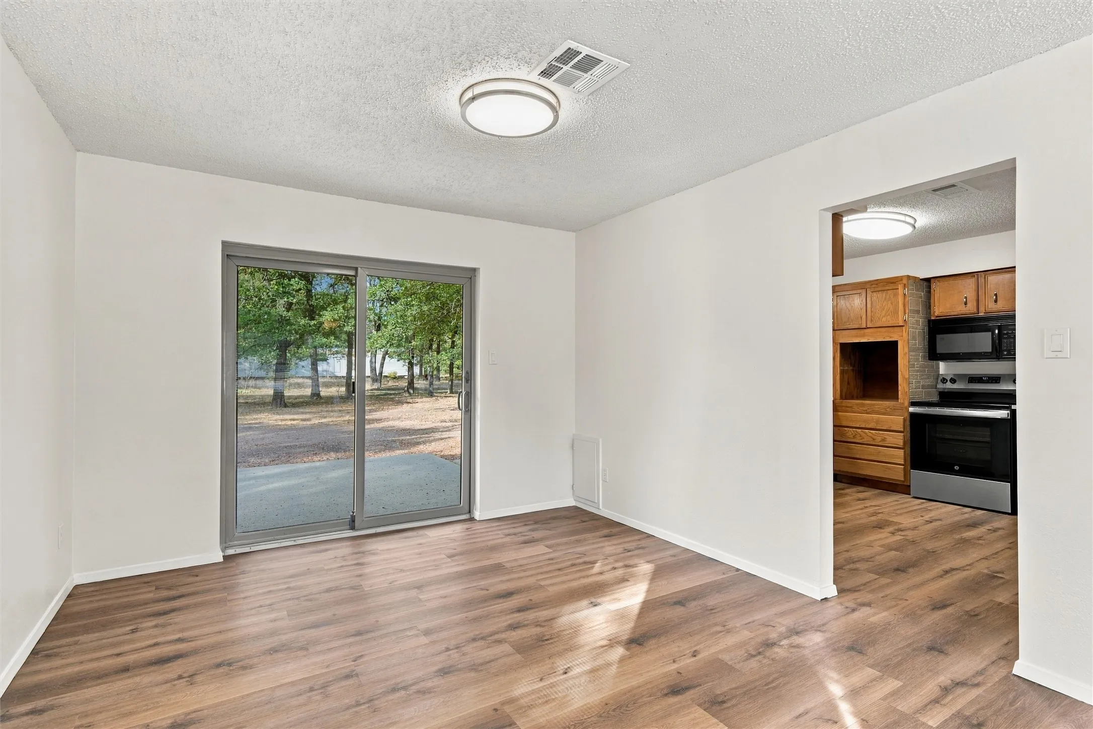 Single Family Residence For Sale in Hill County , 167 Tall Timber Trail, Whitney, Texas 76692, 2 Bedroom, 2 Bathroom, 1 Garage spaces, 1,500 Sqft, built in 1984, mls#21401375, Real Estate Agent in Whitney, Homes For Sale in Hill county, Homes For Sale in Whitney, Realtor in Whitney Texas, Real Estate Brokerage Independent Realty Texas, Luminita Cordes Realtor