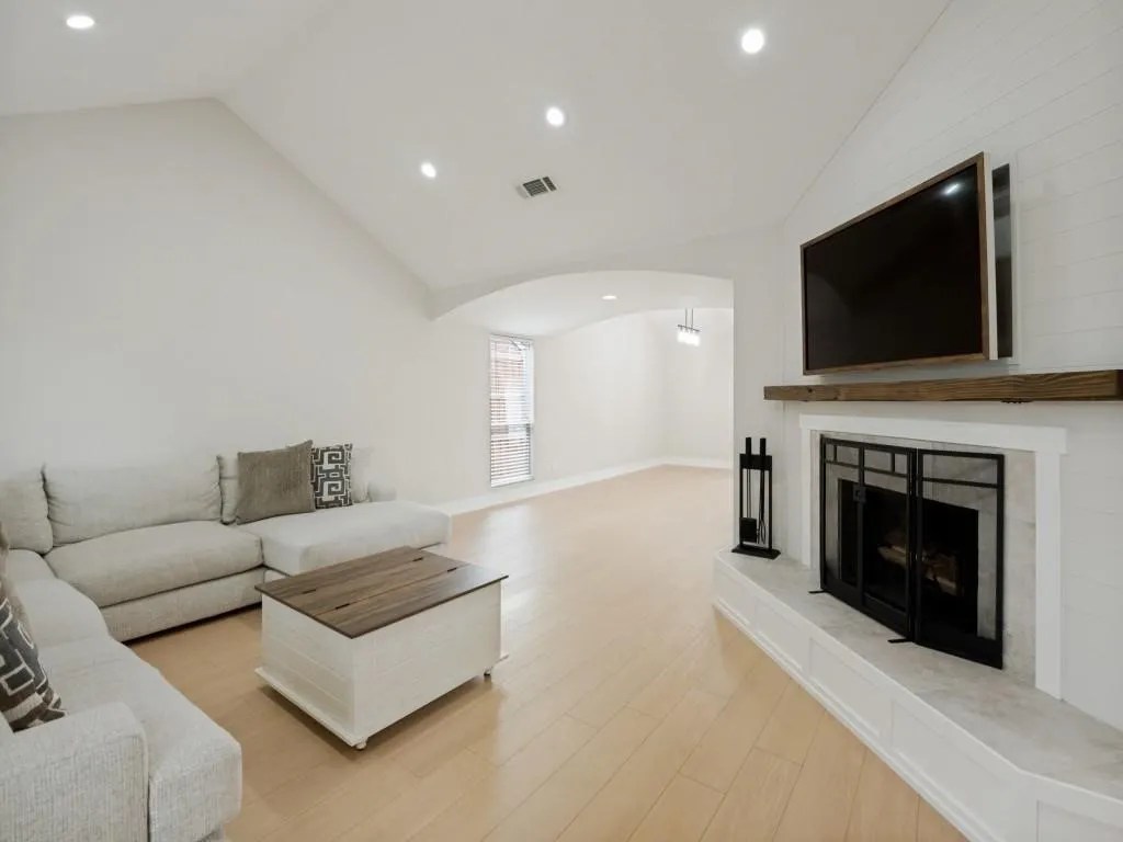 Single Family Residence For Sale in Denton County , 4433 Larner Street, The Colony, Texas 75056, 3 Bedroom, 2 Bathroom, 2 Garage spaces, 1,748 Sqft, built in 1983, mls#21401537, Real Estate Agent in The Colony, Homes For Sale in Denton county, Homes For Sale in The Colony, Realtor in The Colony Texas, Real Estate Brokerage Independent Realty Texas, Luminita Cordes Realtor