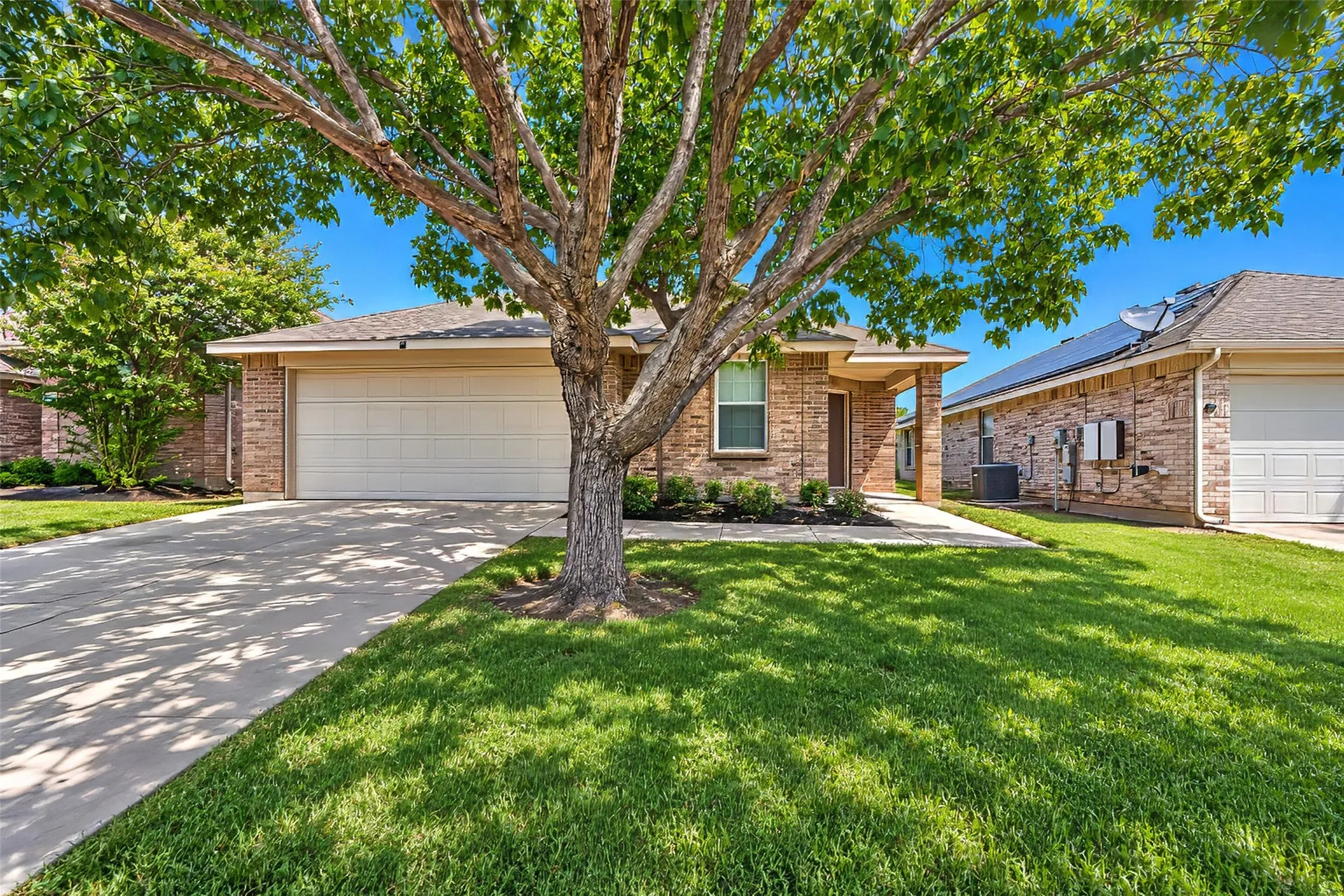 Single Family Residence For Sale in Tarrant County , 625 Horn Street, Crowley, Texas 76036, 3 Bedroom, 2 Bathroom, 2 Garage spaces, 1,804 Sqft, built in 2006, mls#21401476, Real Estate Agent in Crowley, Homes For Sale in Tarrant county, Homes For Sale in Crowley, Realtor in Crowley Texas, Real Estate Brokerage Independent Realty Texas, Luminita Cordes Realtor
