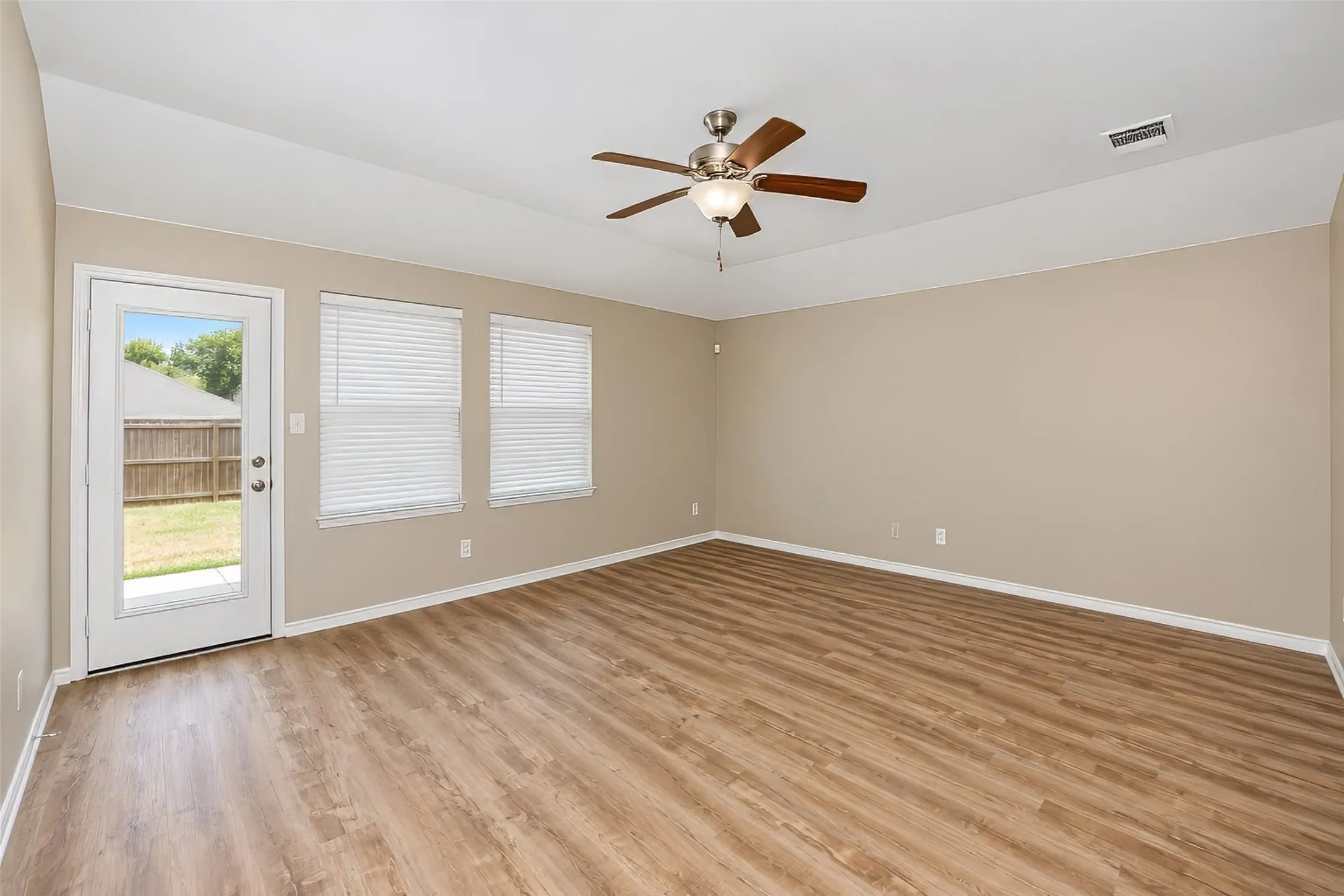 Single Family Residence For Sale in Tarrant County , 625 Horn Street, Crowley, Texas 76036, 3 Bedroom, 2 Bathroom, 2 Garage spaces, 1,804 Sqft, built in 2006, mls#21401476, Real Estate Agent in Crowley, Homes For Sale in Tarrant county, Homes For Sale in Crowley, Realtor in Crowley Texas, Real Estate Brokerage Independent Realty Texas, Luminita Cordes Realtor