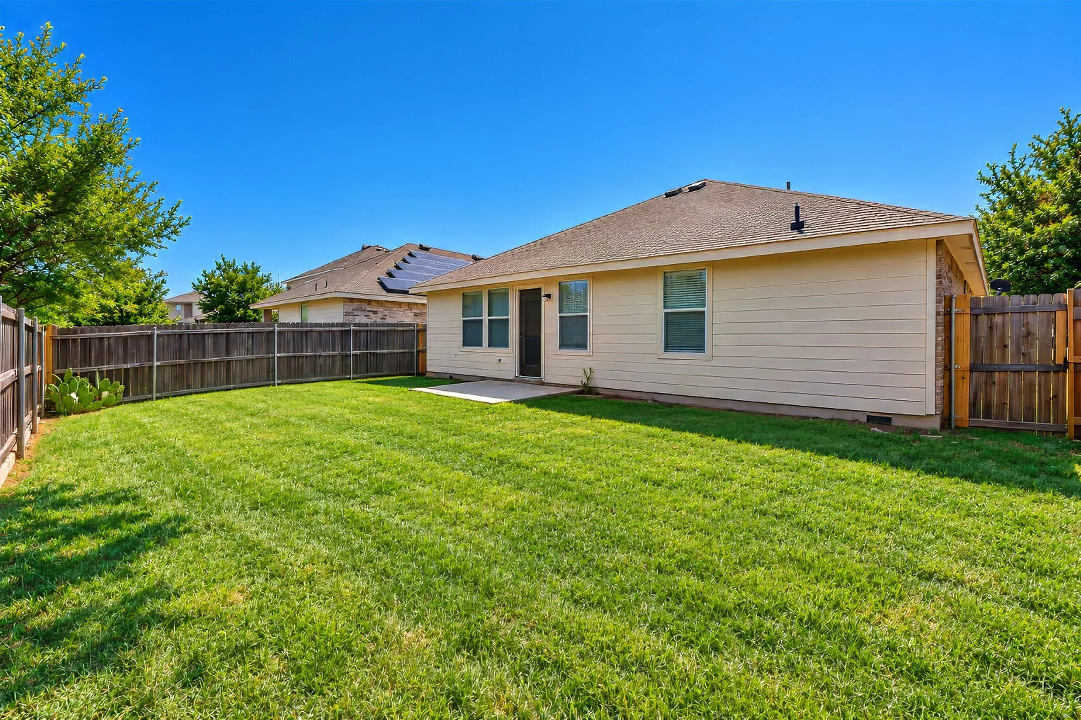 Single Family Residence For Sale in Tarrant County , 625 Horn Street, Crowley, Texas 76036, 3 Bedroom, 2 Bathroom, 2 Garage spaces, 1,804 Sqft, built in 2006, mls#21401476, Real Estate Agent in Crowley, Homes For Sale in Tarrant county, Homes For Sale in Crowley, Realtor in Crowley Texas, Real Estate Brokerage Independent Realty Texas, Luminita Cordes Realtor