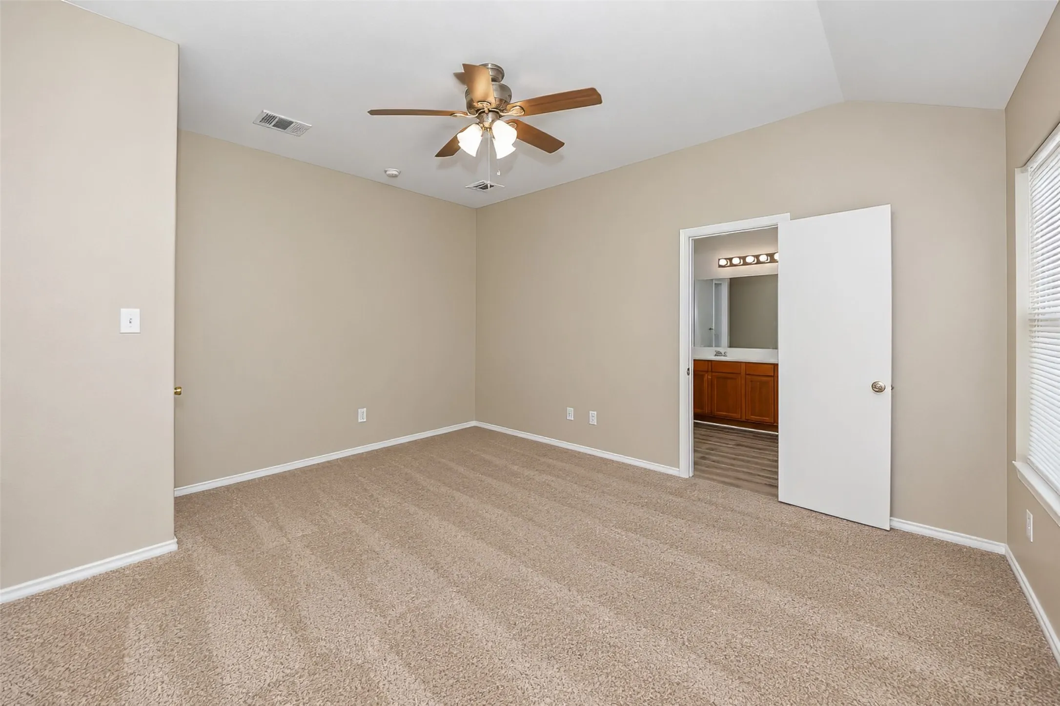 Single Family Residence For Sale in Tarrant County , 625 Horn Street, Crowley, Texas 76036, 3 Bedroom, 2 Bathroom, 2 Garage spaces, 1,804 Sqft, built in 2006, mls#21401476, Real Estate Agent in Crowley, Homes For Sale in Tarrant county, Homes For Sale in Crowley, Realtor in Crowley Texas, Real Estate Brokerage Independent Realty Texas, Luminita Cordes Realtor
