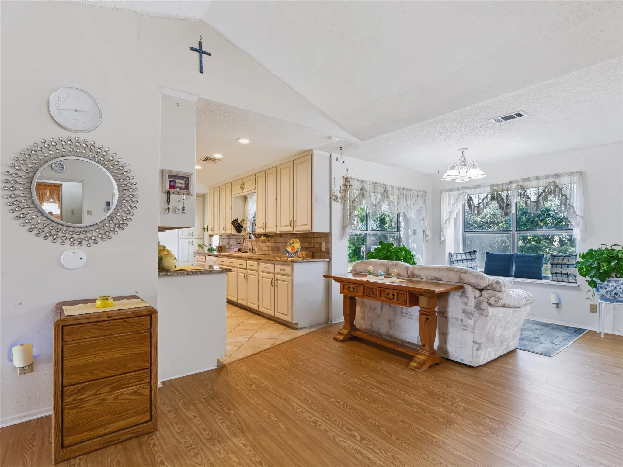 Single Family Residence For Sale in Tarrant County , 6309 Solona Circle N, Haltom City, Texas 76117, 3 Bedroom, 2 Bathroom, 2 Garage spaces, 1,426 Sqft, built in 1971, mls#21401579, Real Estate Agent in Haltom City, Homes For Sale in Tarrant county, Homes For Sale in Haltom City, Realtor in Haltom City Texas, Real Estate Brokerage Independent Realty Texas, Luminita Cordes Realtor