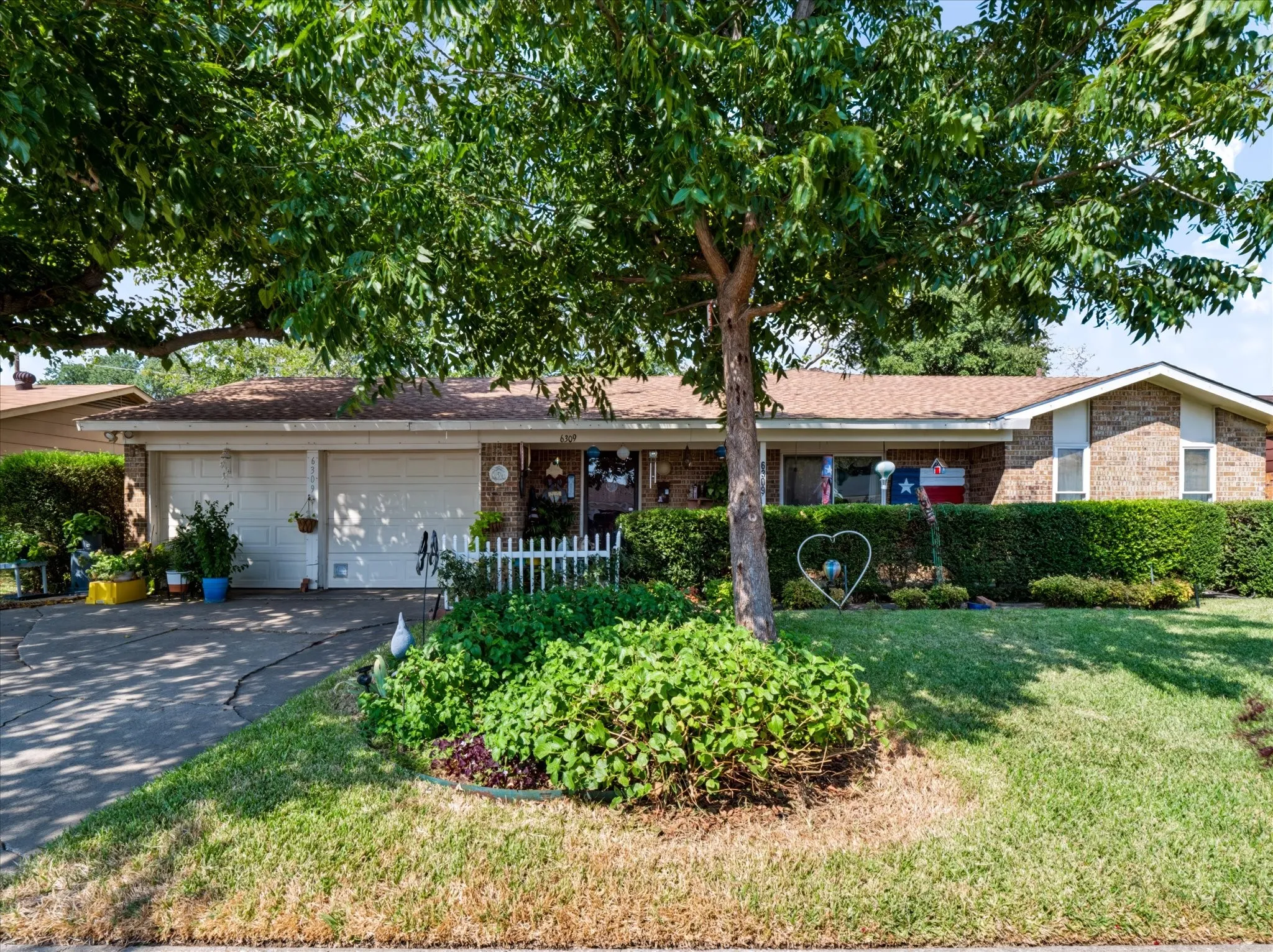 Single Family Residence For Sale in Tarrant County , 6309 Solona Circle N, Haltom City, Texas 76117, 3 Bedroom, 2 Bathroom, 2 Garage spaces, 1,426 Sqft, built in 1971, mls#21401579, Real Estate Agent in Haltom City, Homes For Sale in Tarrant county, Homes For Sale in Haltom City, Realtor in Haltom City Texas, Real Estate Brokerage Independent Realty Texas, Luminita Cordes Realtor