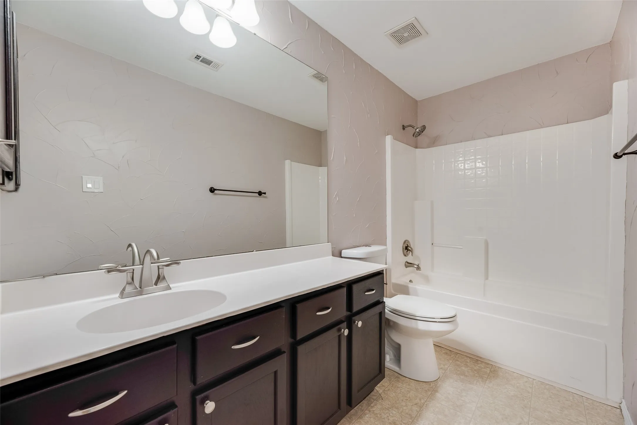 Single Family Residence For Sale in Denton County , 905 Elizabeth Drive, Lewisville, Texas 75067, 5 Bedroom, 3 Bathroom, 2 Garage spaces, 2,894 Sqft, built in 1999, mls#21398745, Real Estate Agent in Lewisville, Homes For Sale in Denton county, Homes For Sale in Lewisville, Realtor in Lewisville Texas, Real Estate Brokerage Independent Realty Texas, Luminita Cordes Realtor