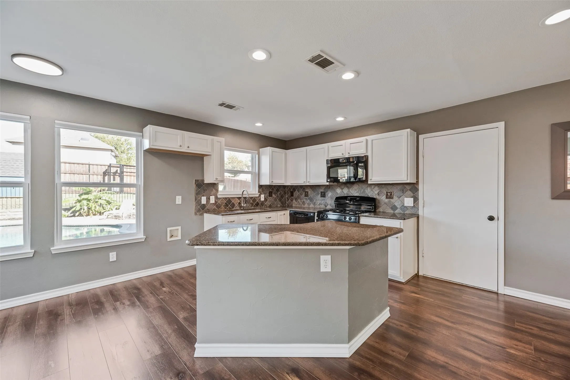 Single Family Residence For Sale in Denton County , 905 Elizabeth Drive, Lewisville, Texas 75067, 5 Bedroom, 3 Bathroom, 2 Garage spaces, 2,894 Sqft, built in 1999, mls#21398745, Real Estate Agent in Lewisville, Homes For Sale in Denton county, Homes For Sale in Lewisville, Realtor in Lewisville Texas, Real Estate Brokerage Independent Realty Texas, Luminita Cordes Realtor