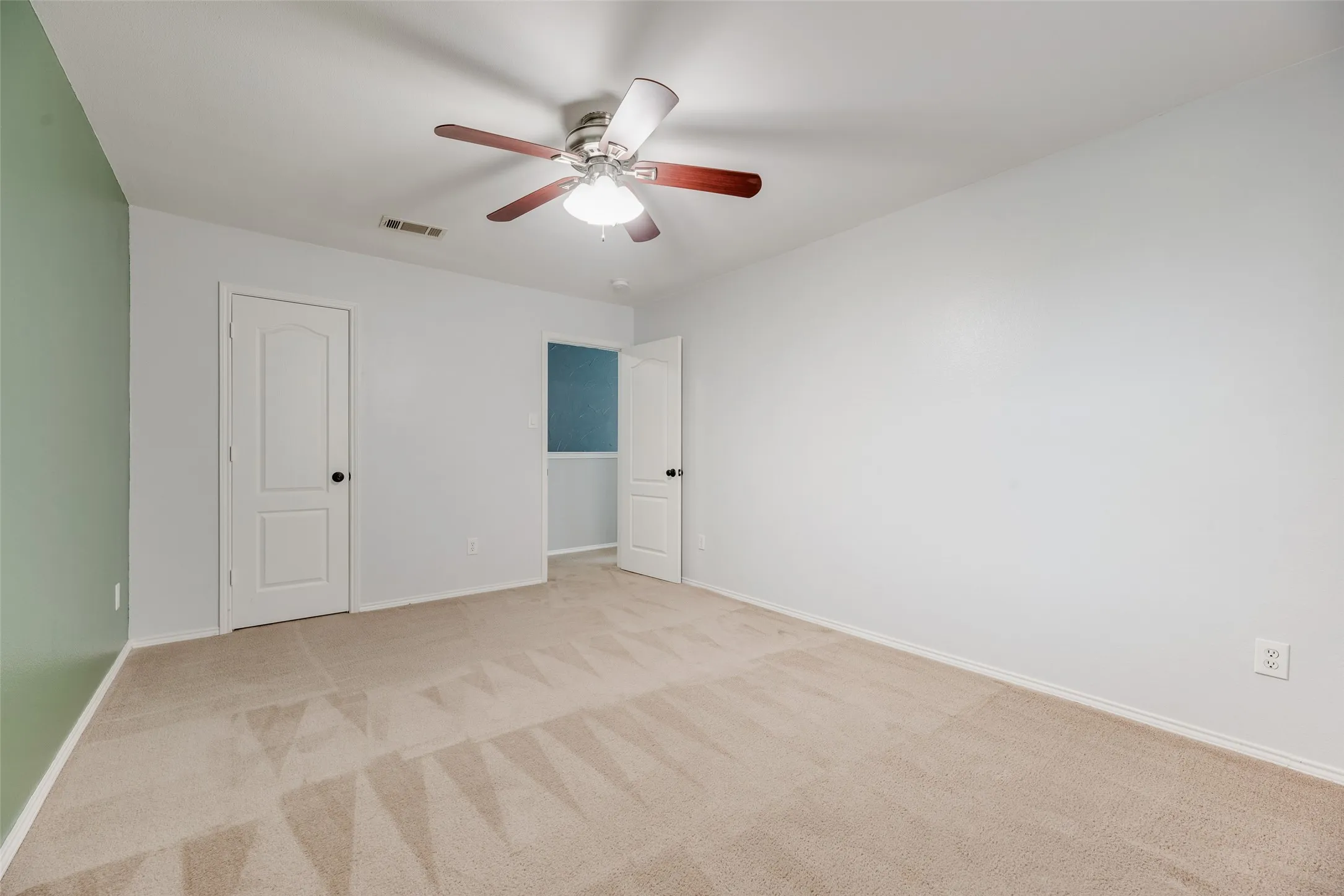 Single Family Residence For Sale in Denton County , 905 Elizabeth Drive, Lewisville, Texas 75067, 5 Bedroom, 3 Bathroom, 2 Garage spaces, 2,894 Sqft, built in 1999, mls#21398745, Real Estate Agent in Lewisville, Homes For Sale in Denton county, Homes For Sale in Lewisville, Realtor in Lewisville Texas, Real Estate Brokerage Independent Realty Texas, Luminita Cordes Realtor