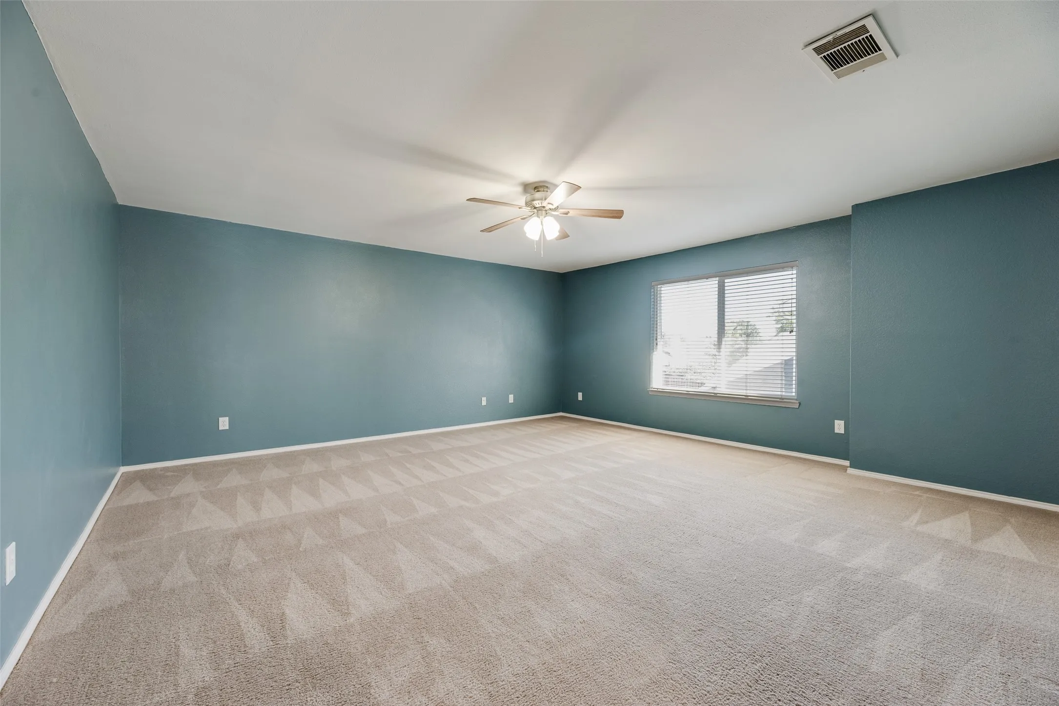 Single Family Residence For Sale in Denton County , 905 Elizabeth Drive, Lewisville, Texas 75067, 5 Bedroom, 3 Bathroom, 2 Garage spaces, 2,894 Sqft, built in 1999, mls#21398745, Real Estate Agent in Lewisville, Homes For Sale in Denton county, Homes For Sale in Lewisville, Realtor in Lewisville Texas, Real Estate Brokerage Independent Realty Texas, Luminita Cordes Realtor