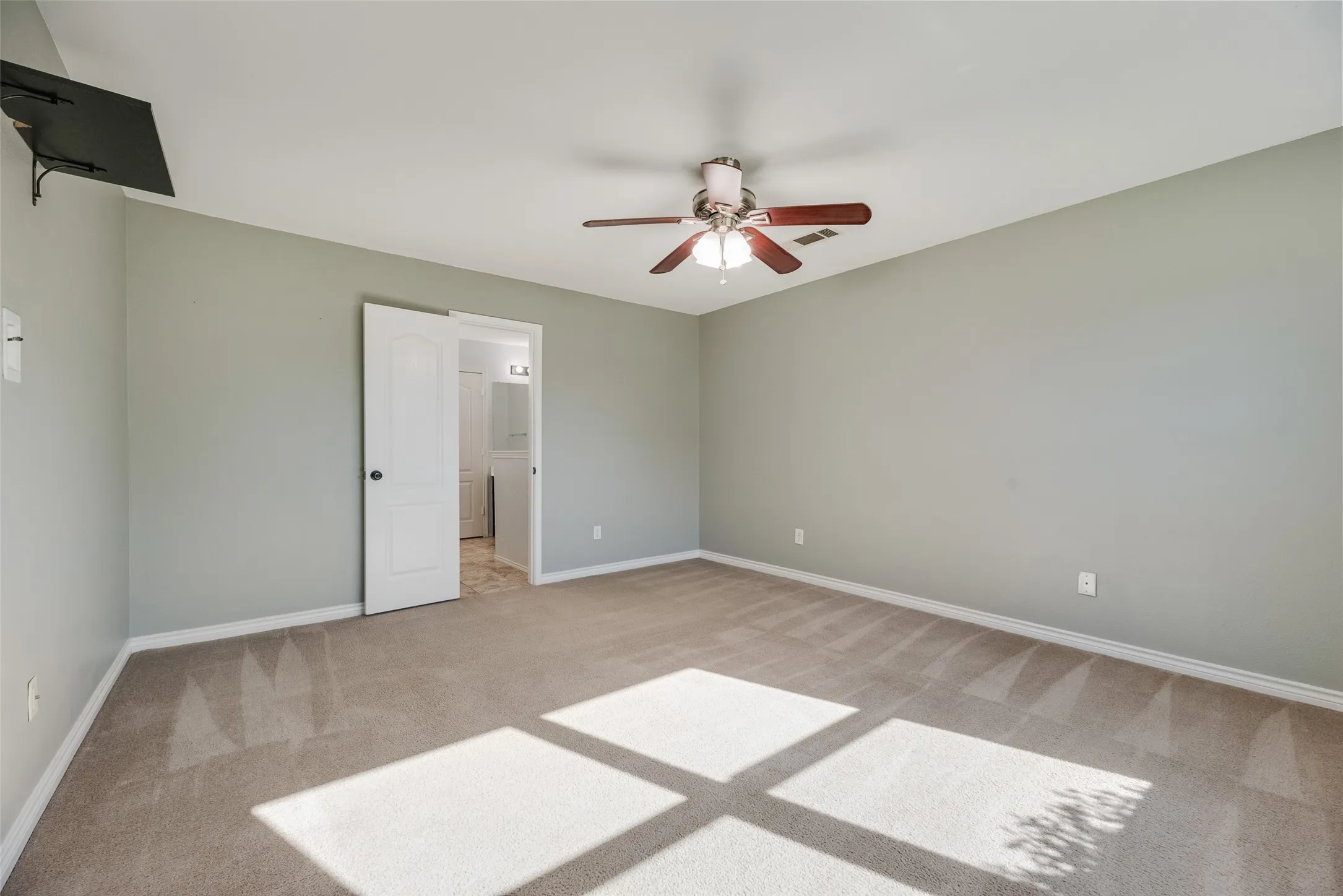 Single Family Residence For Sale in Denton County , 905 Elizabeth Drive, Lewisville, Texas 75067, 5 Bedroom, 3 Bathroom, 2 Garage spaces, 2,894 Sqft, built in 1999, mls#21398745, Real Estate Agent in Lewisville, Homes For Sale in Denton county, Homes For Sale in Lewisville, Realtor in Lewisville Texas, Real Estate Brokerage Independent Realty Texas, Luminita Cordes Realtor